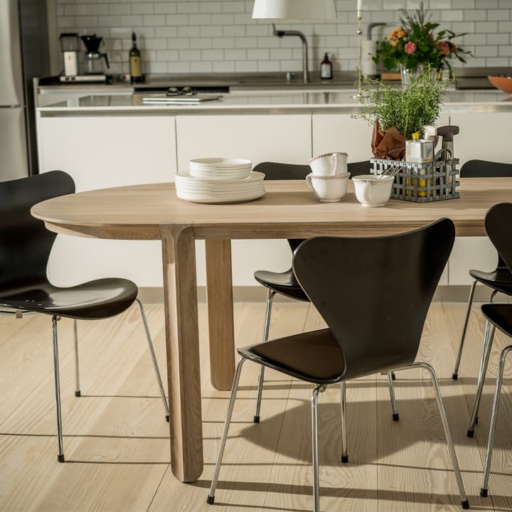 Amor dining table, oak white-pigmented hardwax oil Mavis