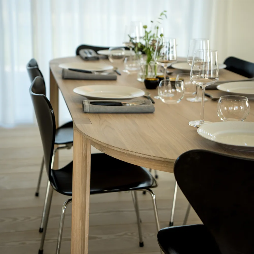 Amor dining table, oak white-pigmented hardwax oil Mavis