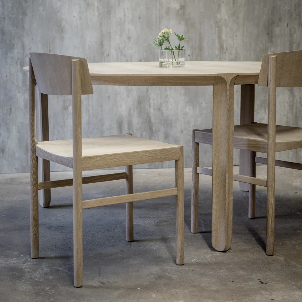 Amor dining table round, oak white-pigmented hardwax oil Mavis