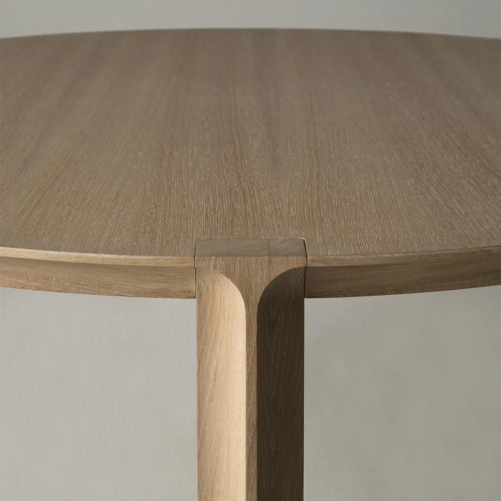 Amor dining table round, oak white-pigmented hardwax oil Mavis
