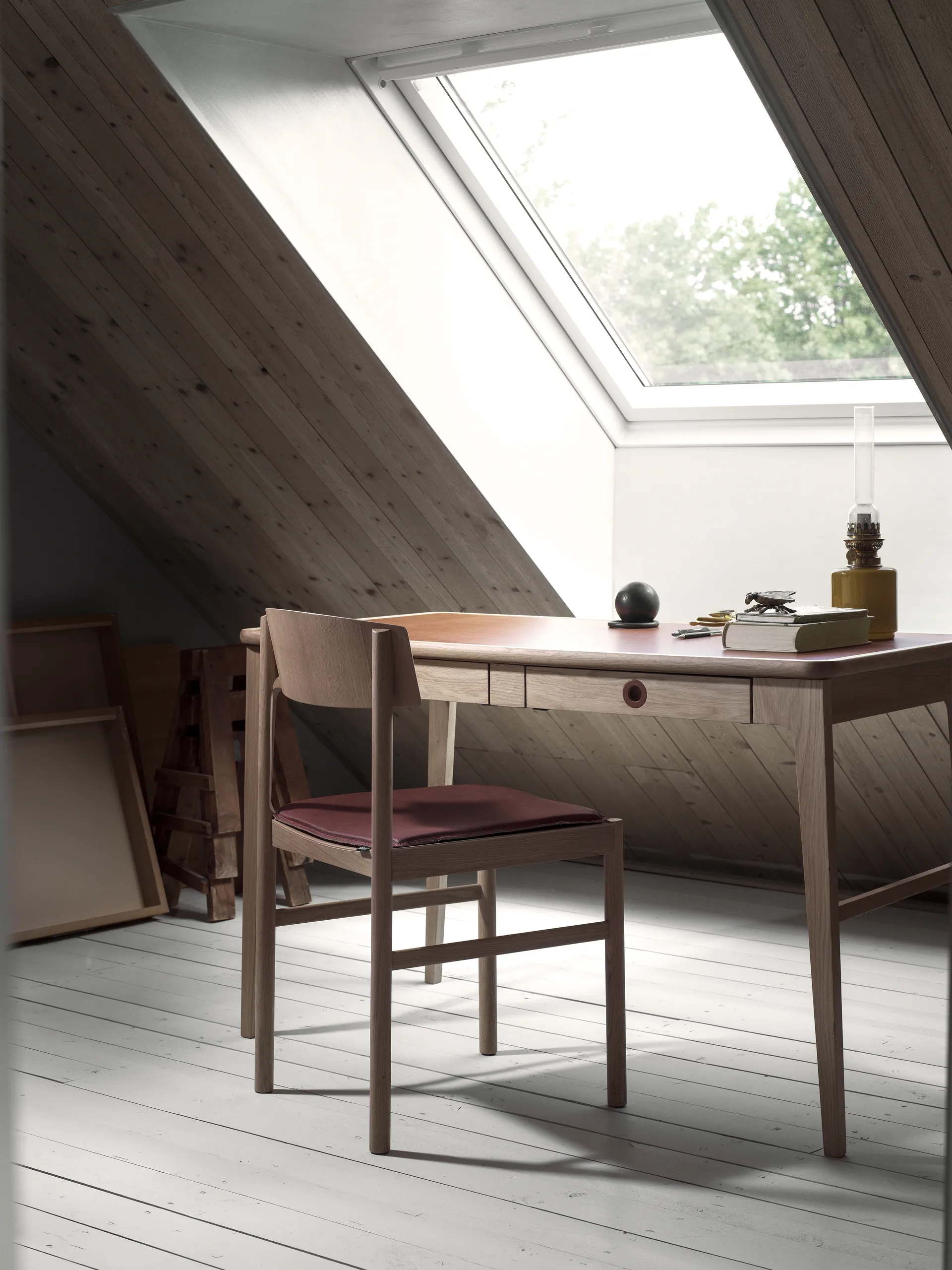 Höllviken desk, oak white pigmented Mavis
