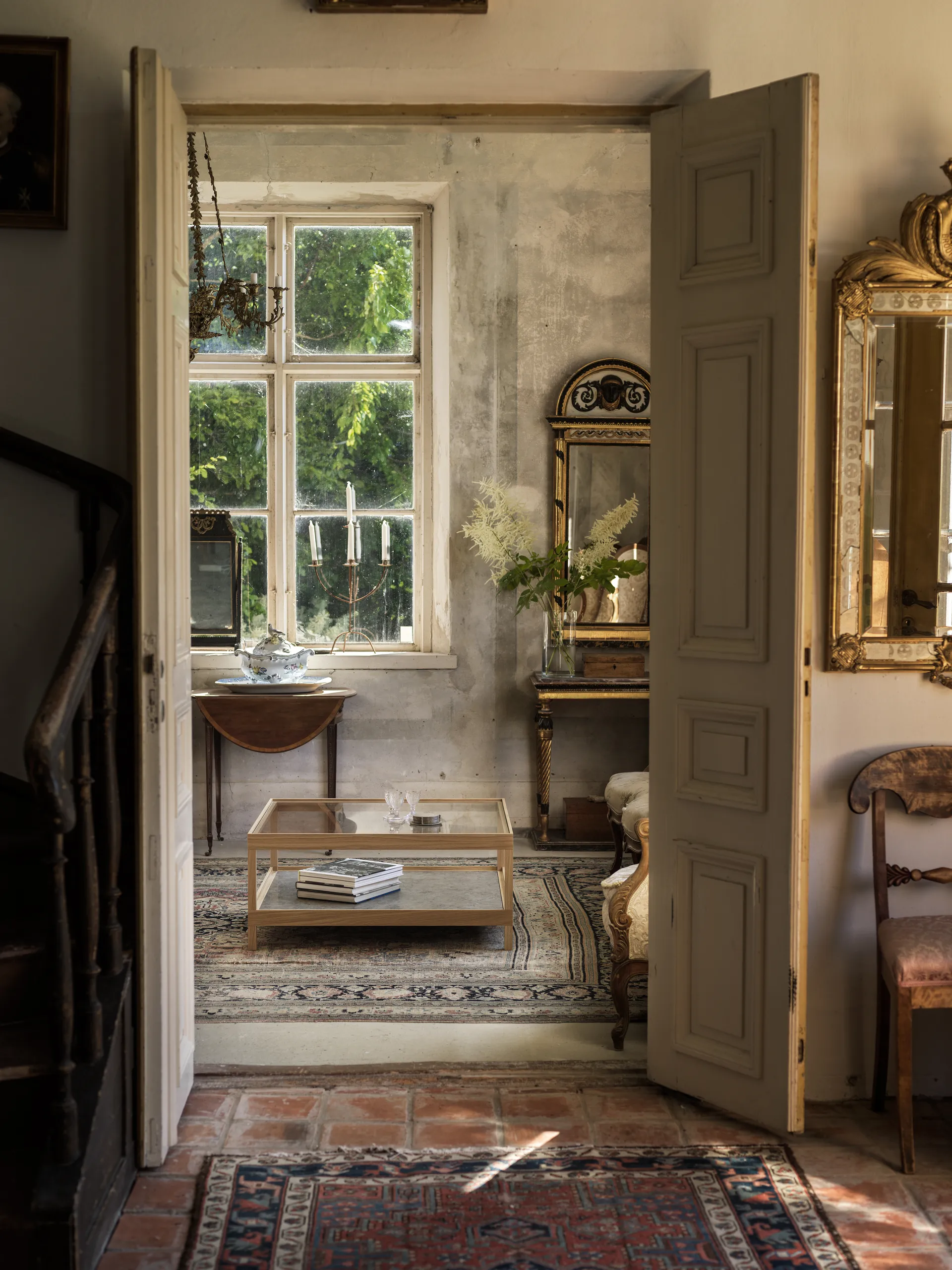 Ima coffee table 90x90 cm, White pigmented, matte lacquered oak, limestone Mavis