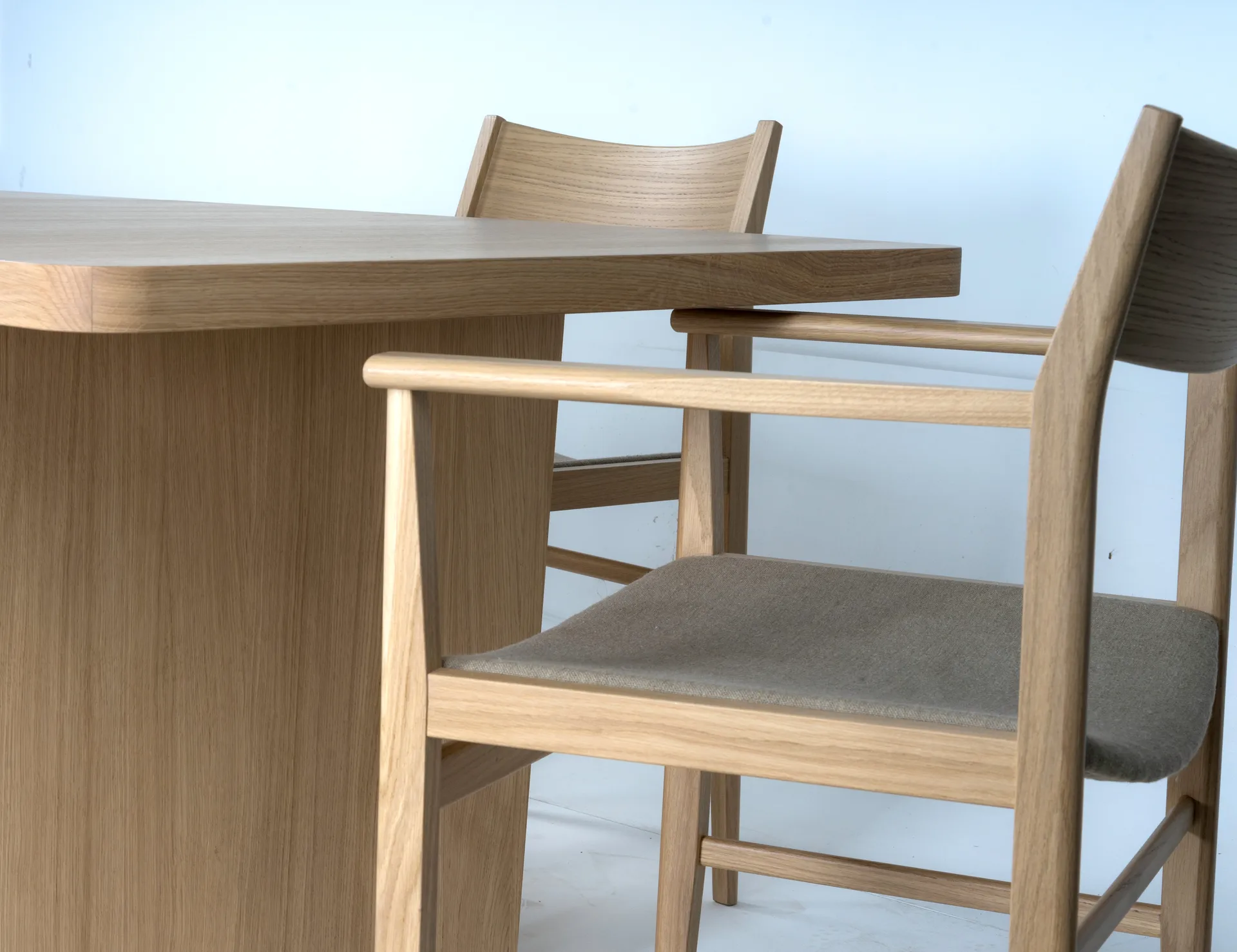 Siza armchair, White pigmented oak-linen seat Mavis