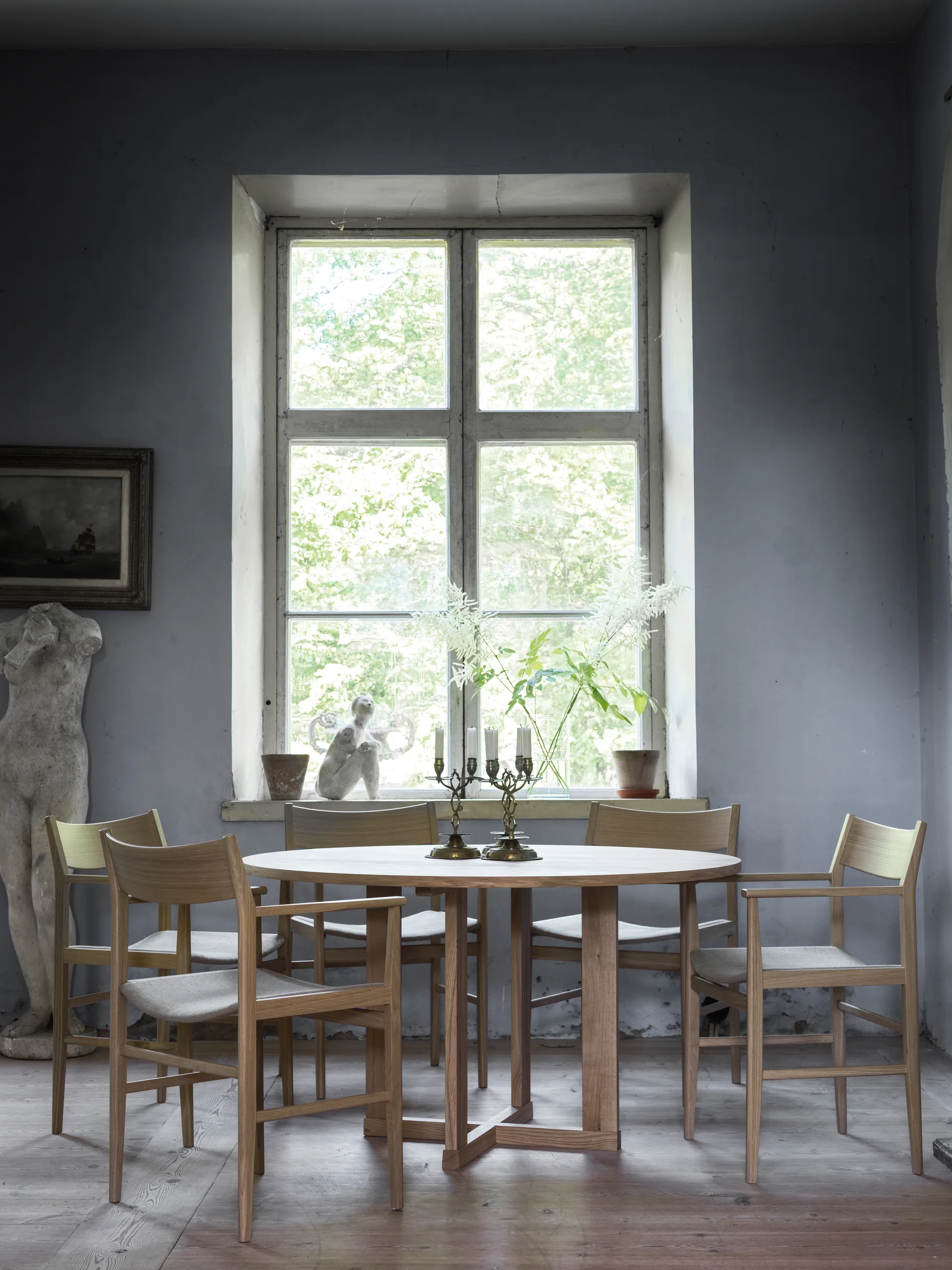 Siza armchair, White pigmented oak-linen seat Mavis