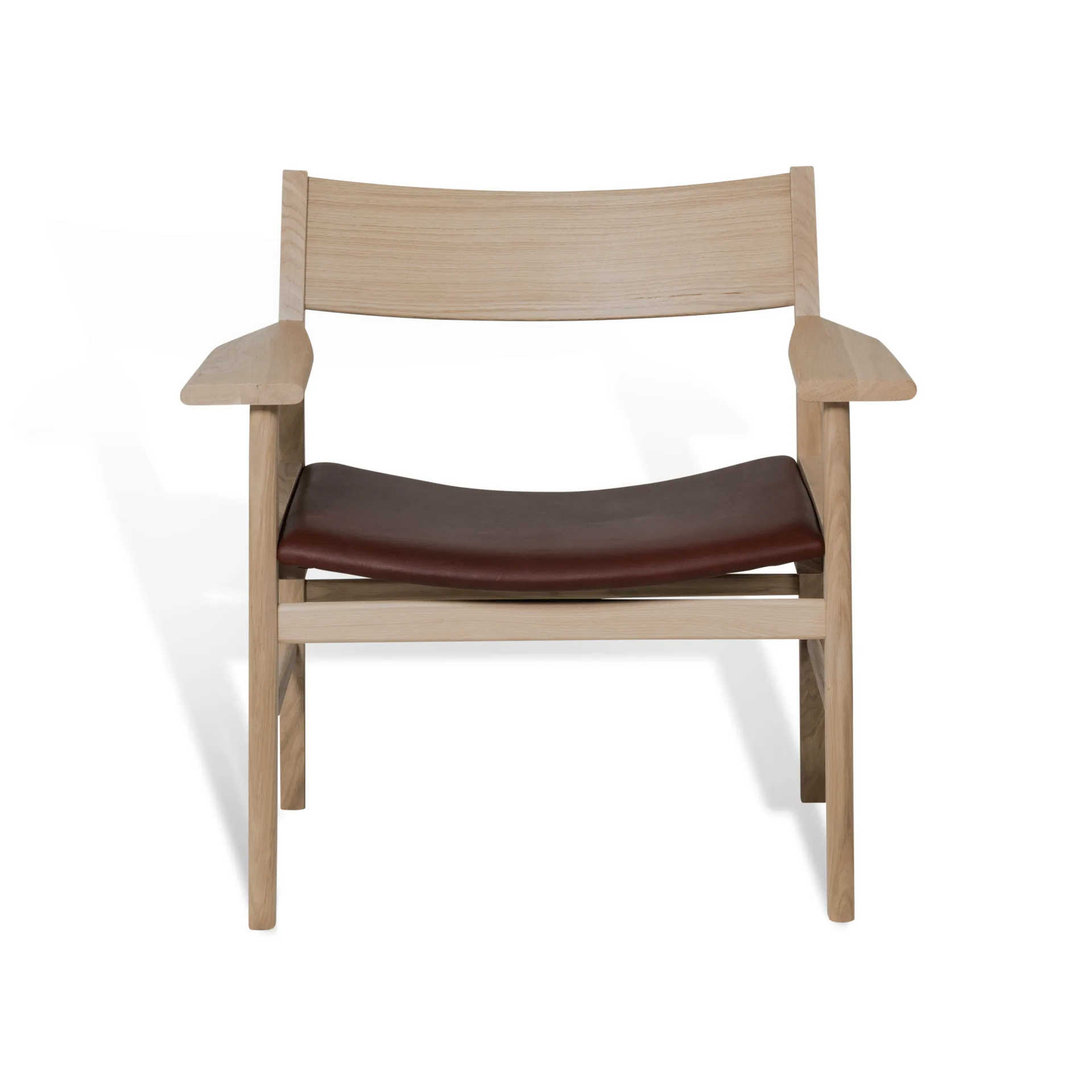 Siza lounge chair, White-pigmented matt lacquered oak – Mocca Tärnsjö leather Mavis
