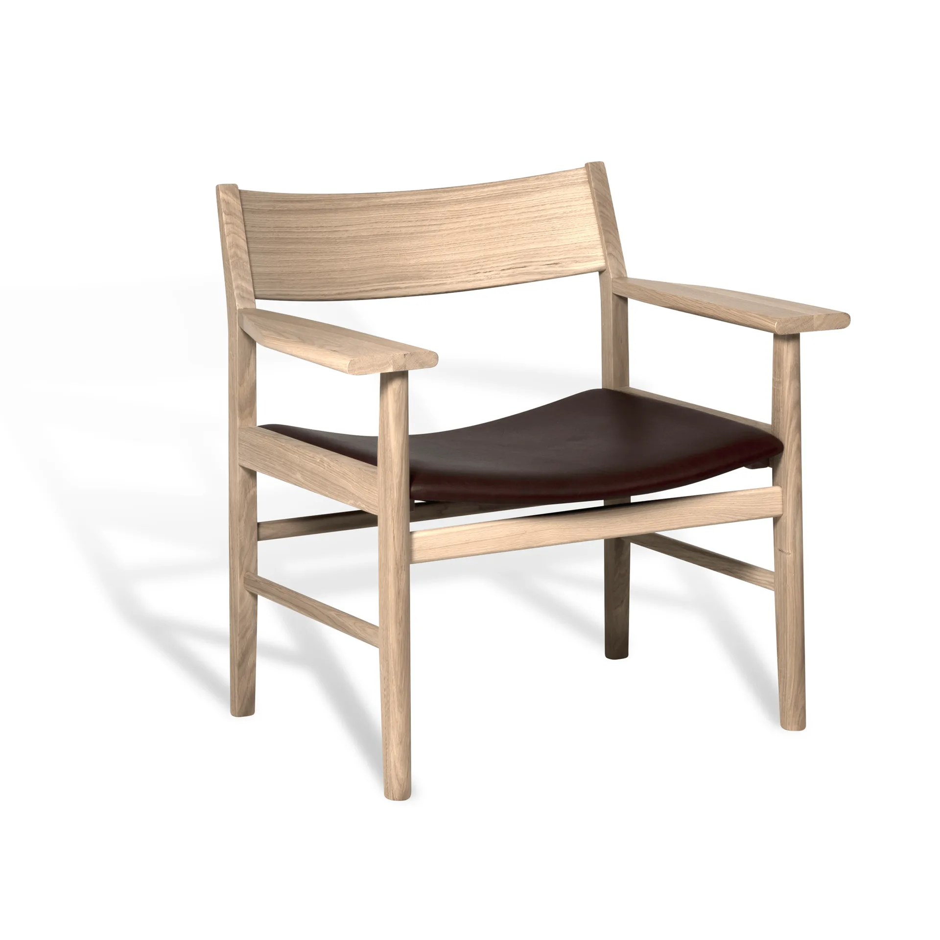 Siza lounge chair, White-pigmented matt lacquered oak – Mocca Tärnsjö leather Mavis