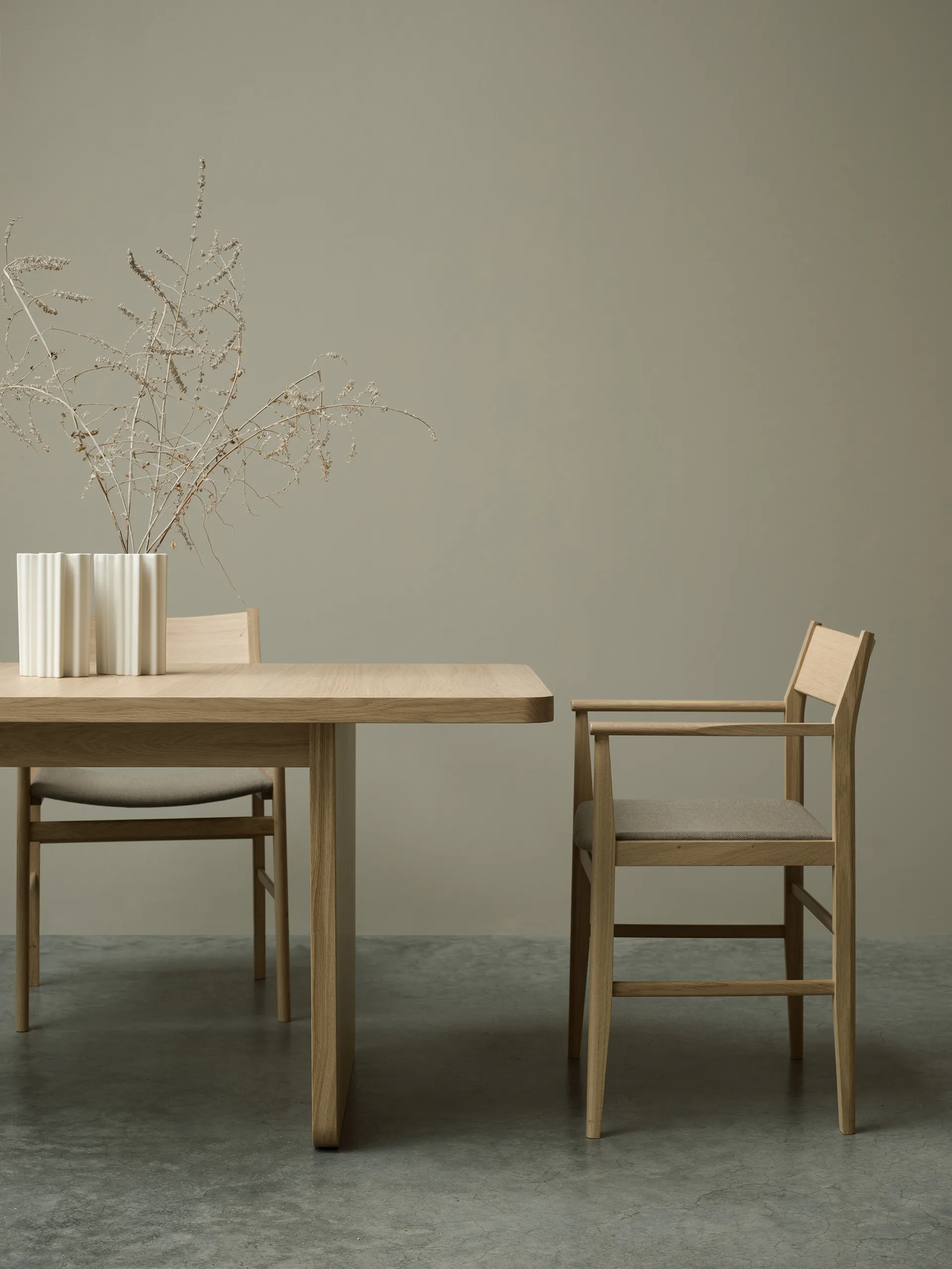 Vaud dining table, White pigmented oak, 2 pcs inserts Mavis