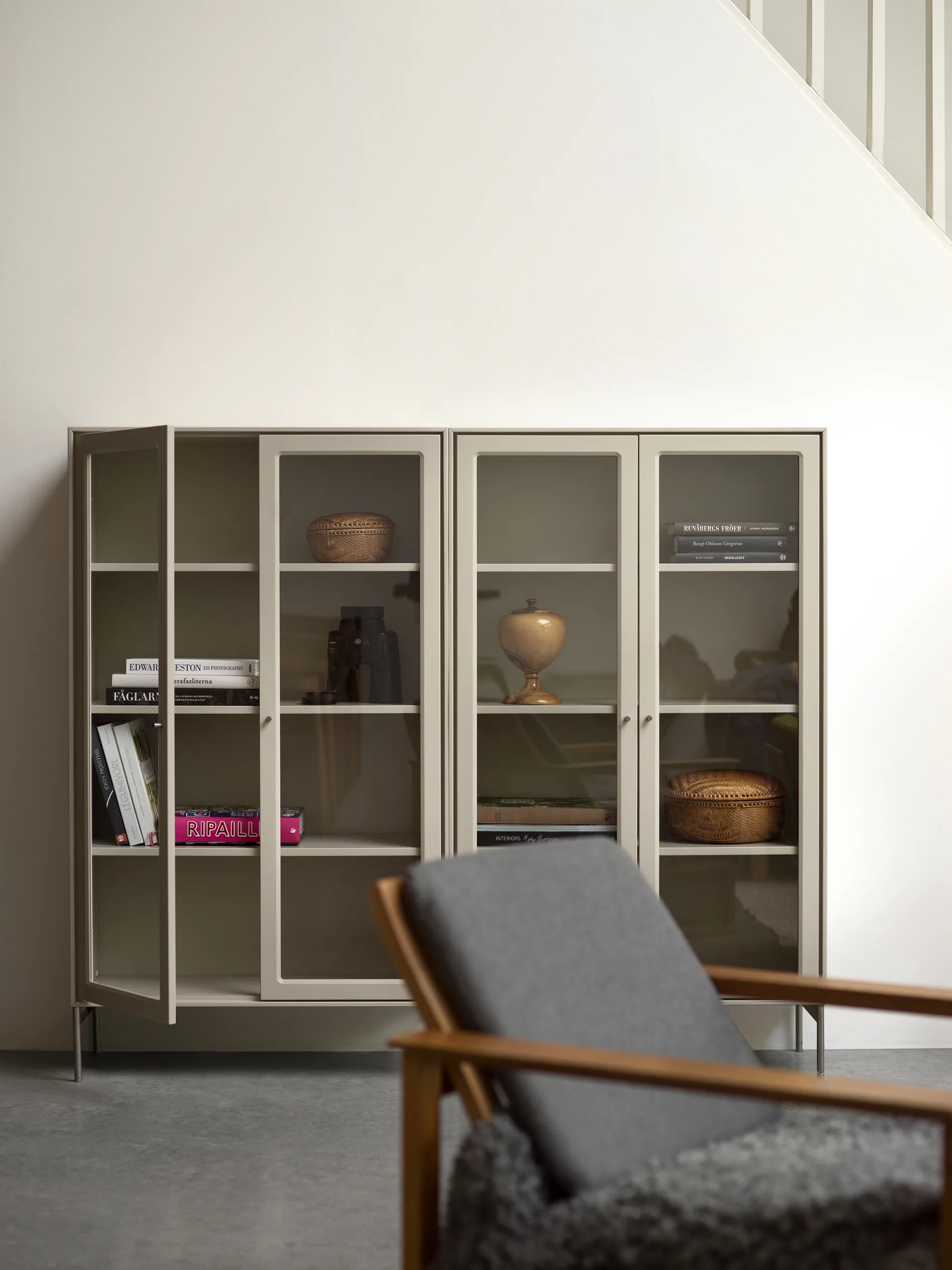 Volt display cabinet 130 cm beige, Details in stainless steel Mavis