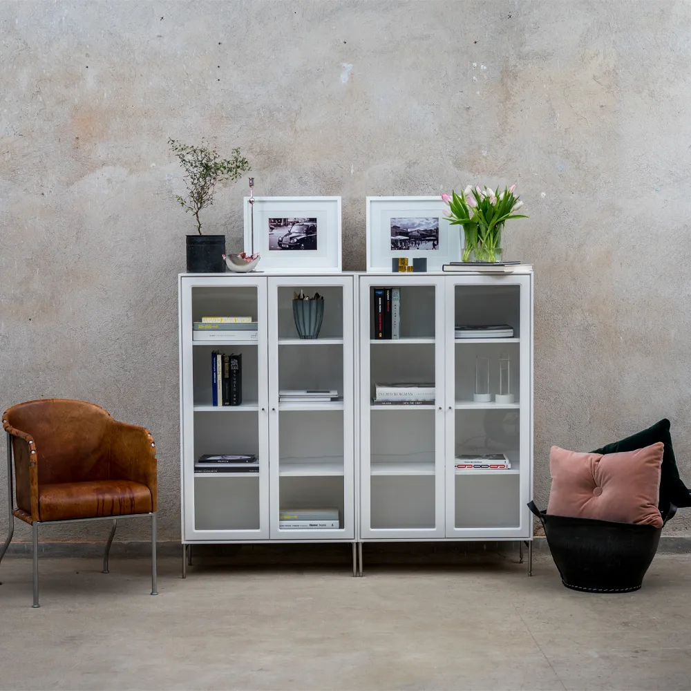 Volt display cabinet 130 cm white lacquer, Details in stainless steel Mavis