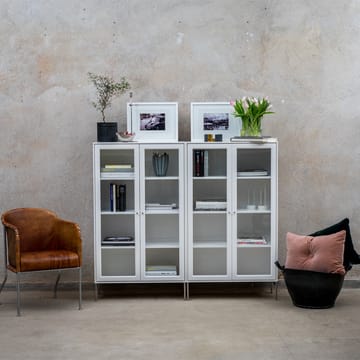 Volt display cabinet 130 cm white lacquer - Details in stainless steel - Mavis