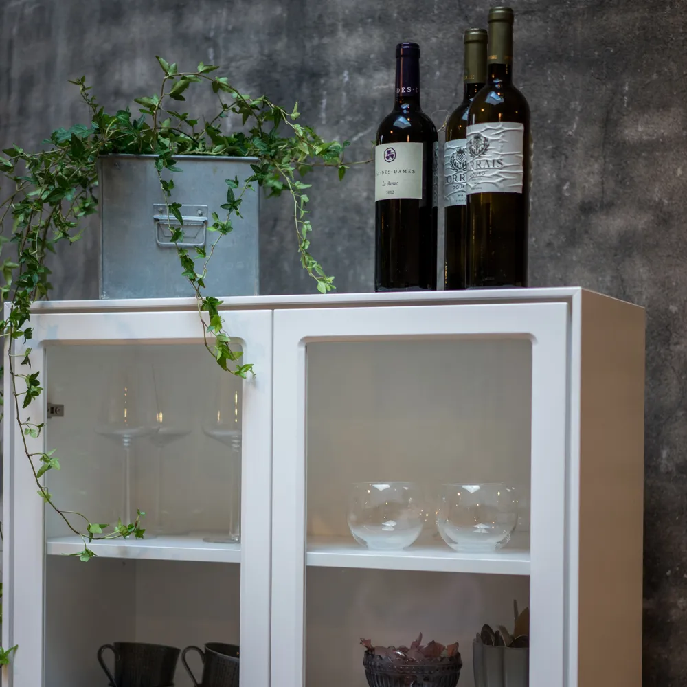 Volt display cabinet 130 cm white lacquer, Details in stainless steel Mavis