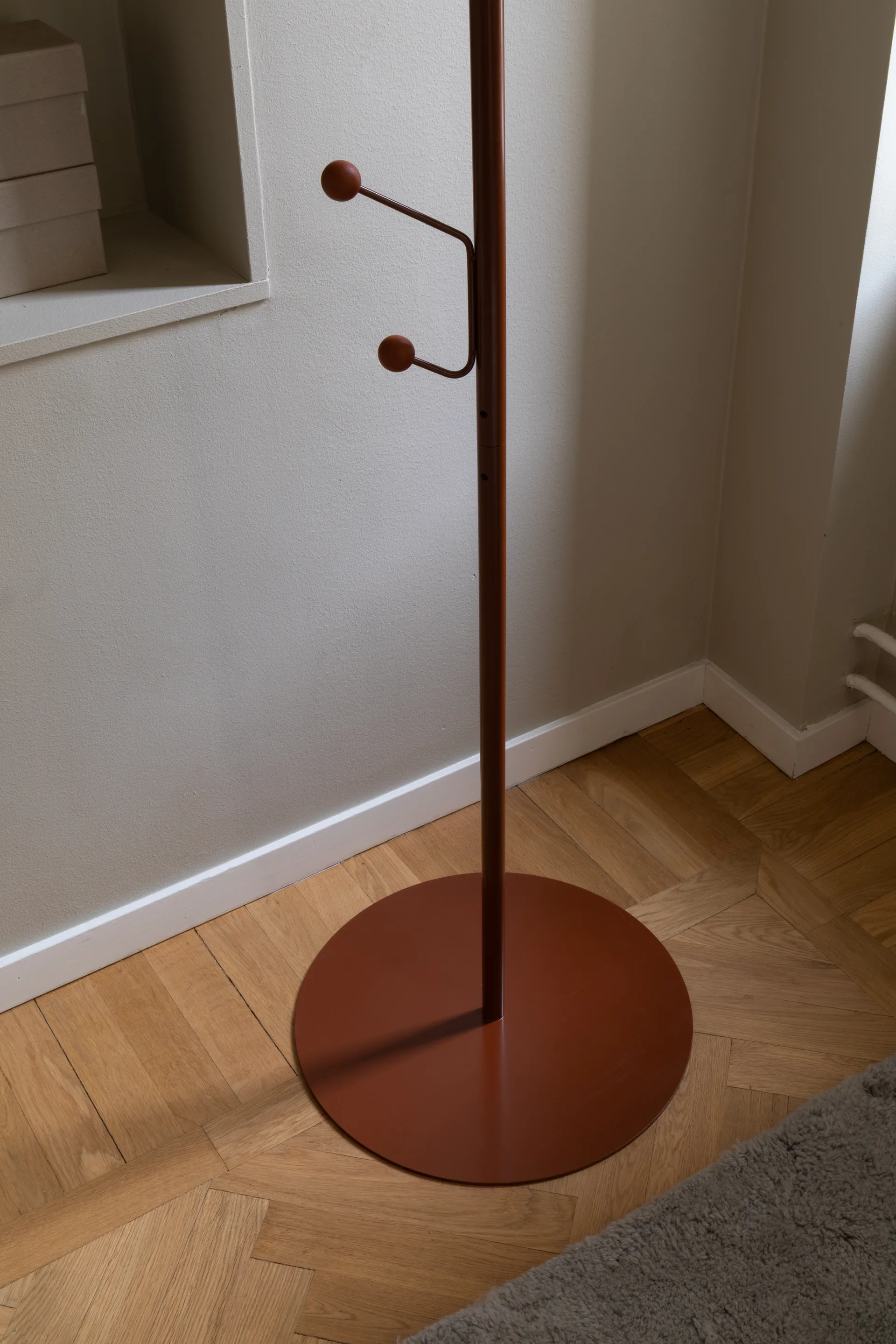 Bill Floor clothes hanger, Cinnamon Maze