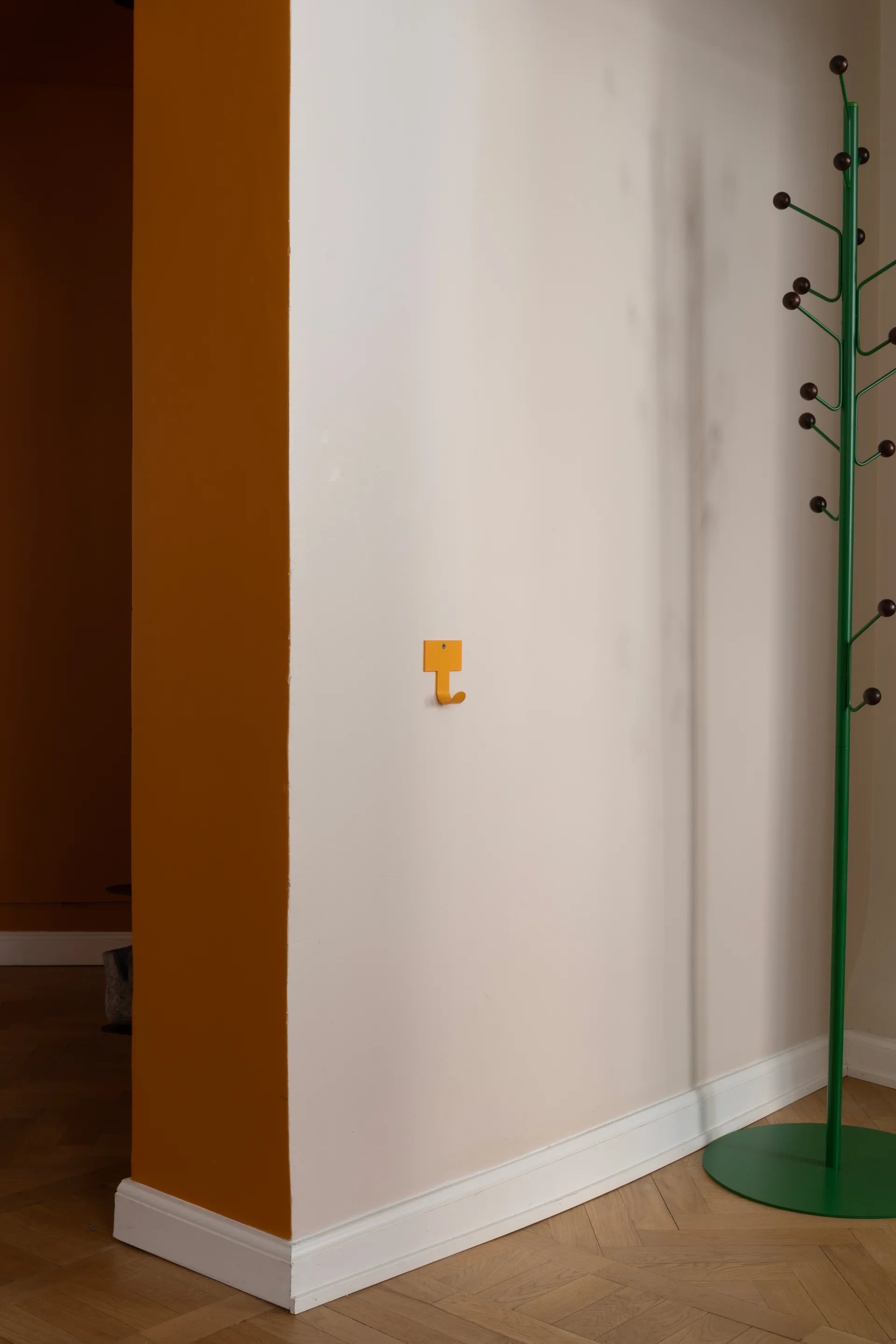 Bill Floor clothes hanger, Green-dark brown Maze