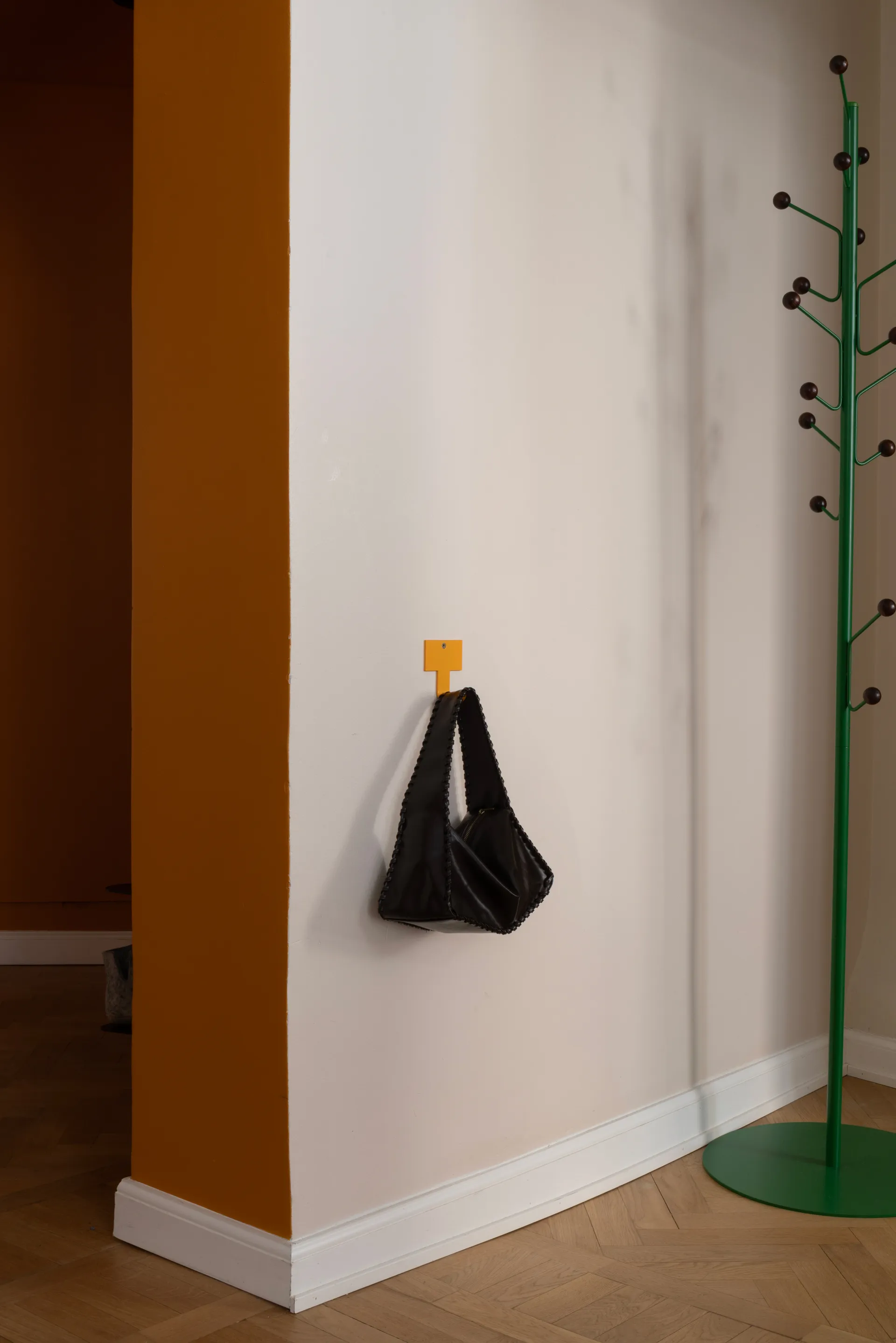 Bill Floor clothes hanger, Green-dark brown Maze