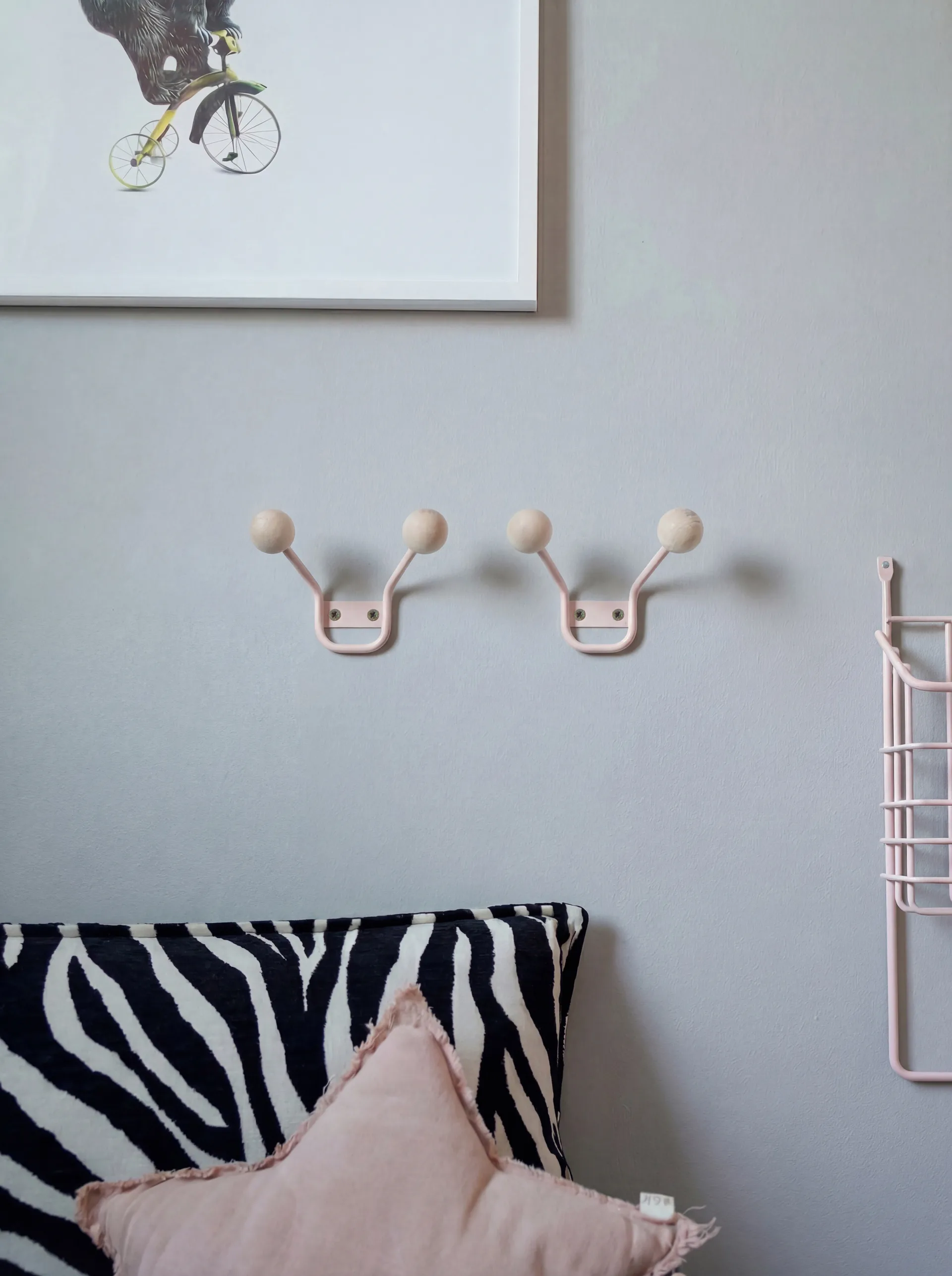 Bill XXS hanger, Pale pink Maze