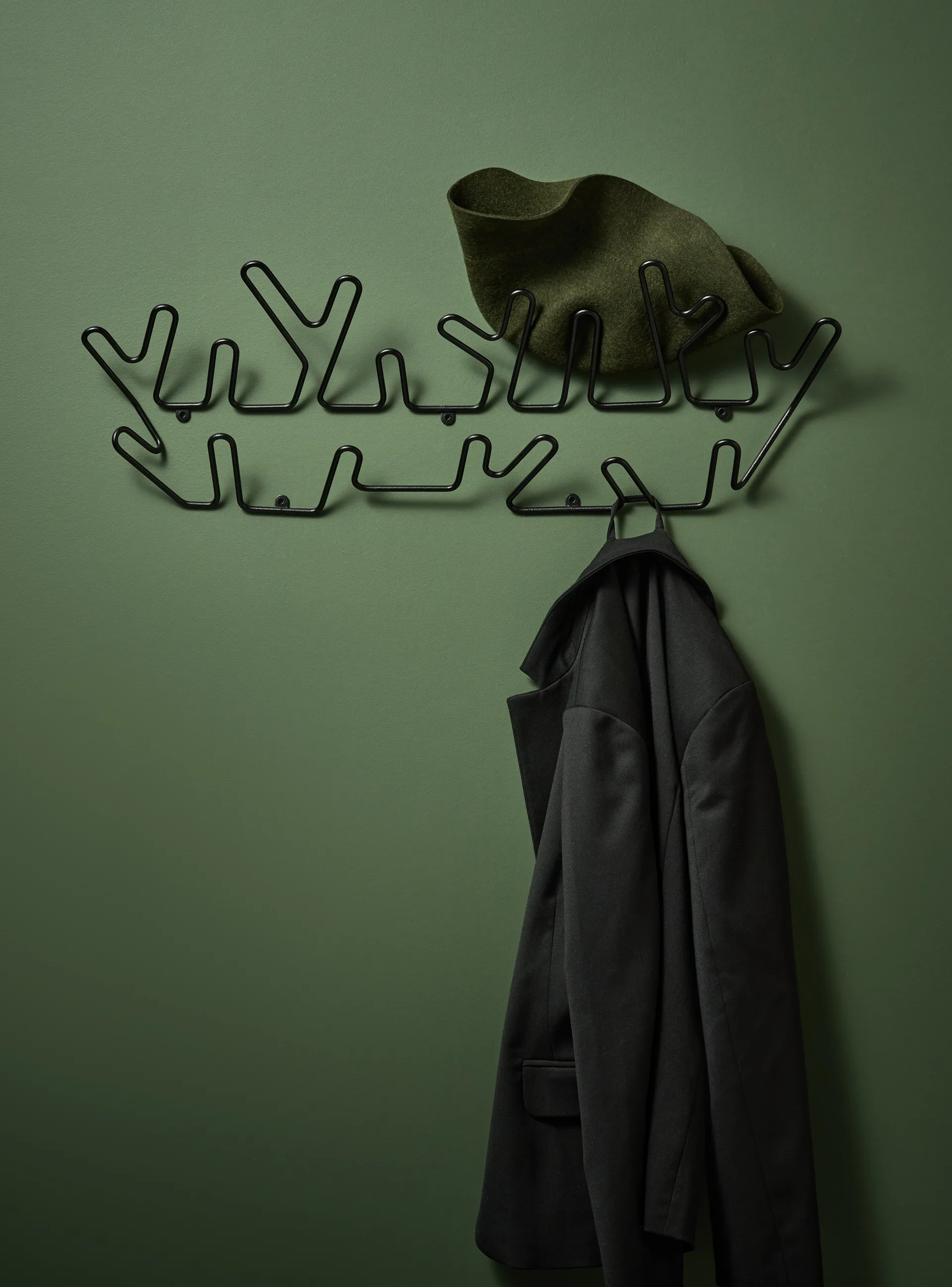 Crown L hangers, Black Maze