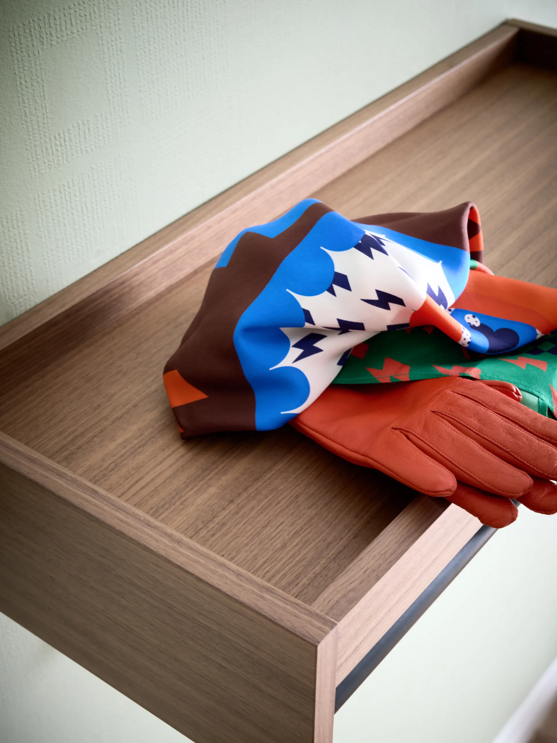 Gentle coat rack, Walnut, 78x15x32 cm Maze