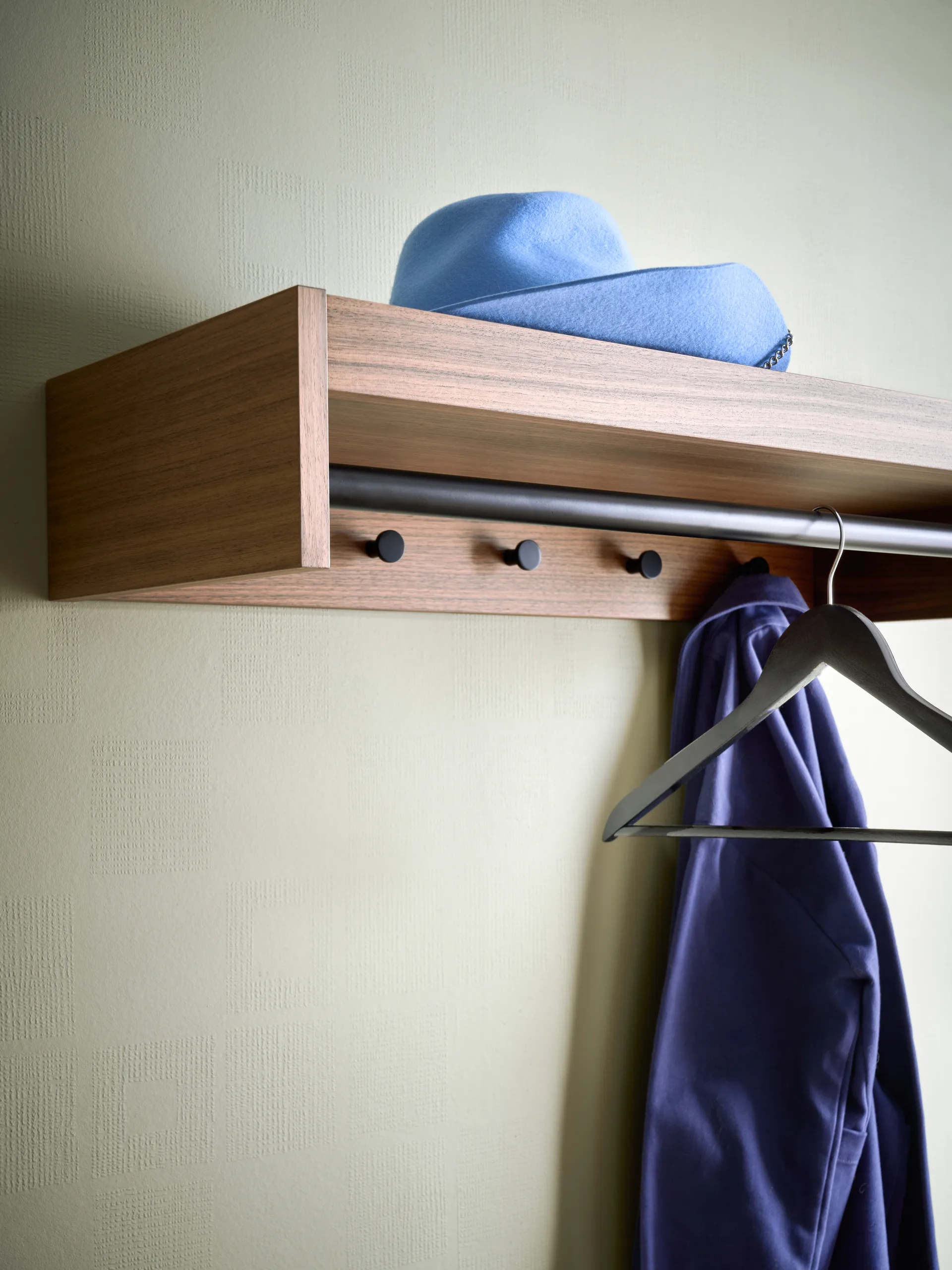 Gentle coat rack, Walnut, 78x15x32 cm Maze