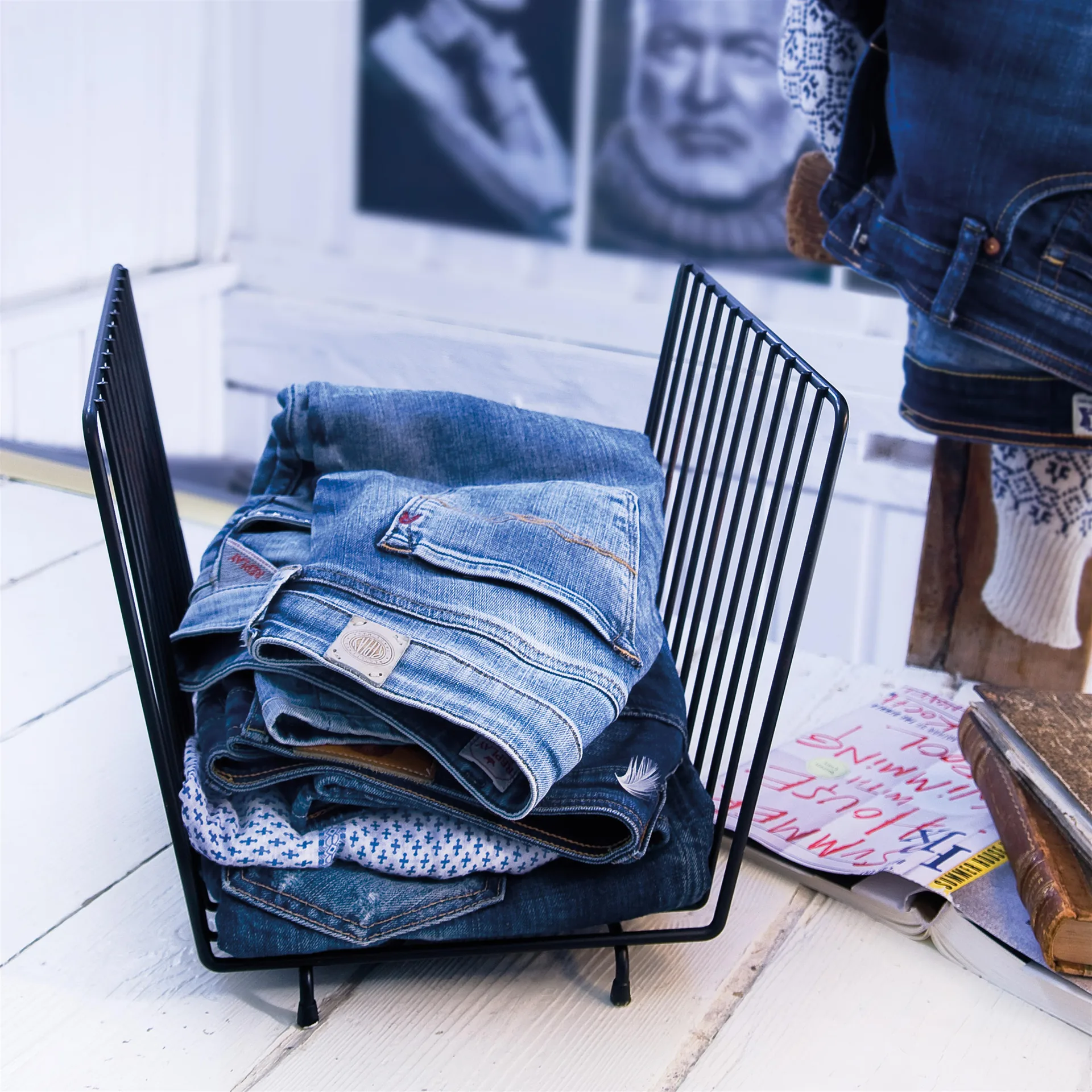 Journal newspaper stand, black Maze