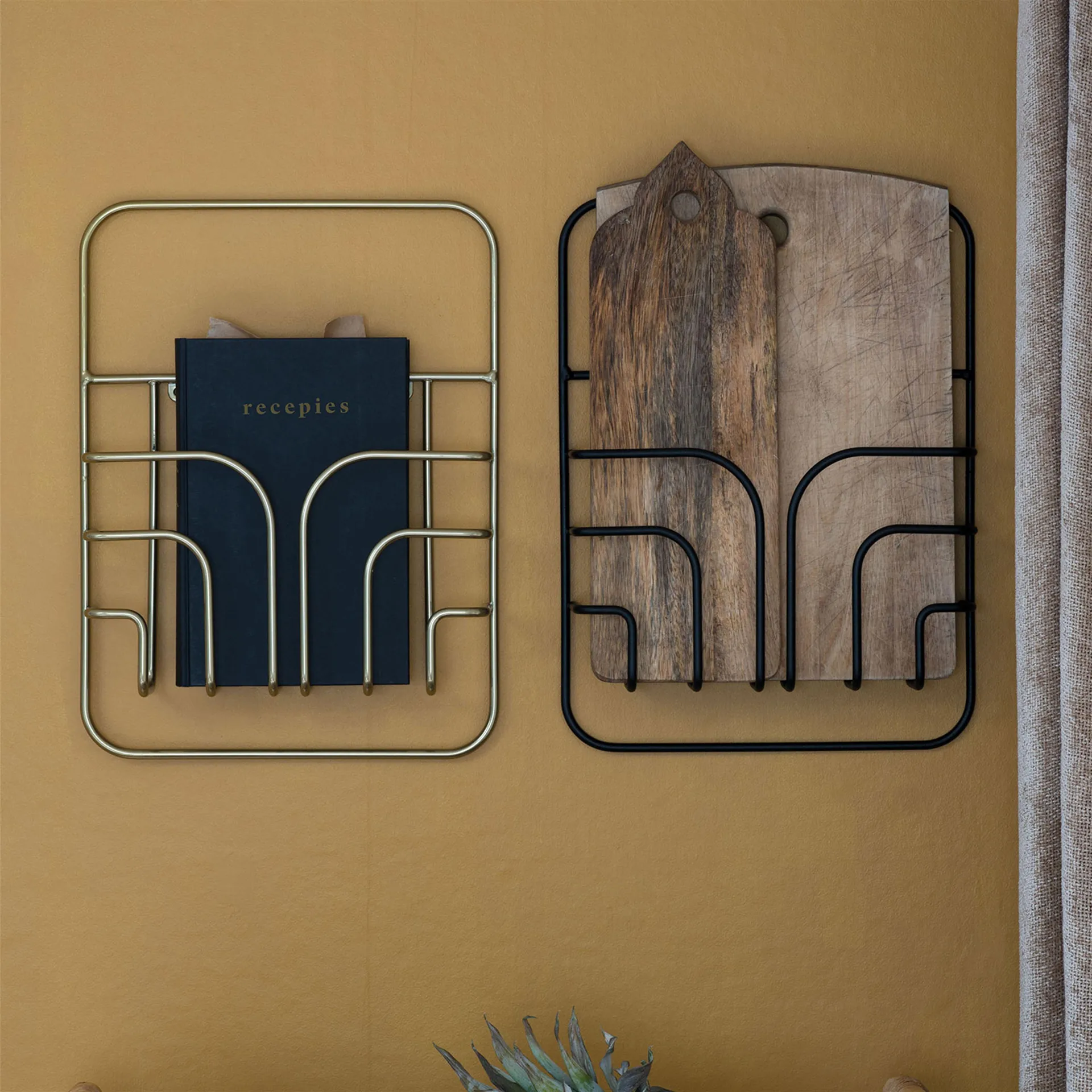 Now S Magazine rack, brass Maze