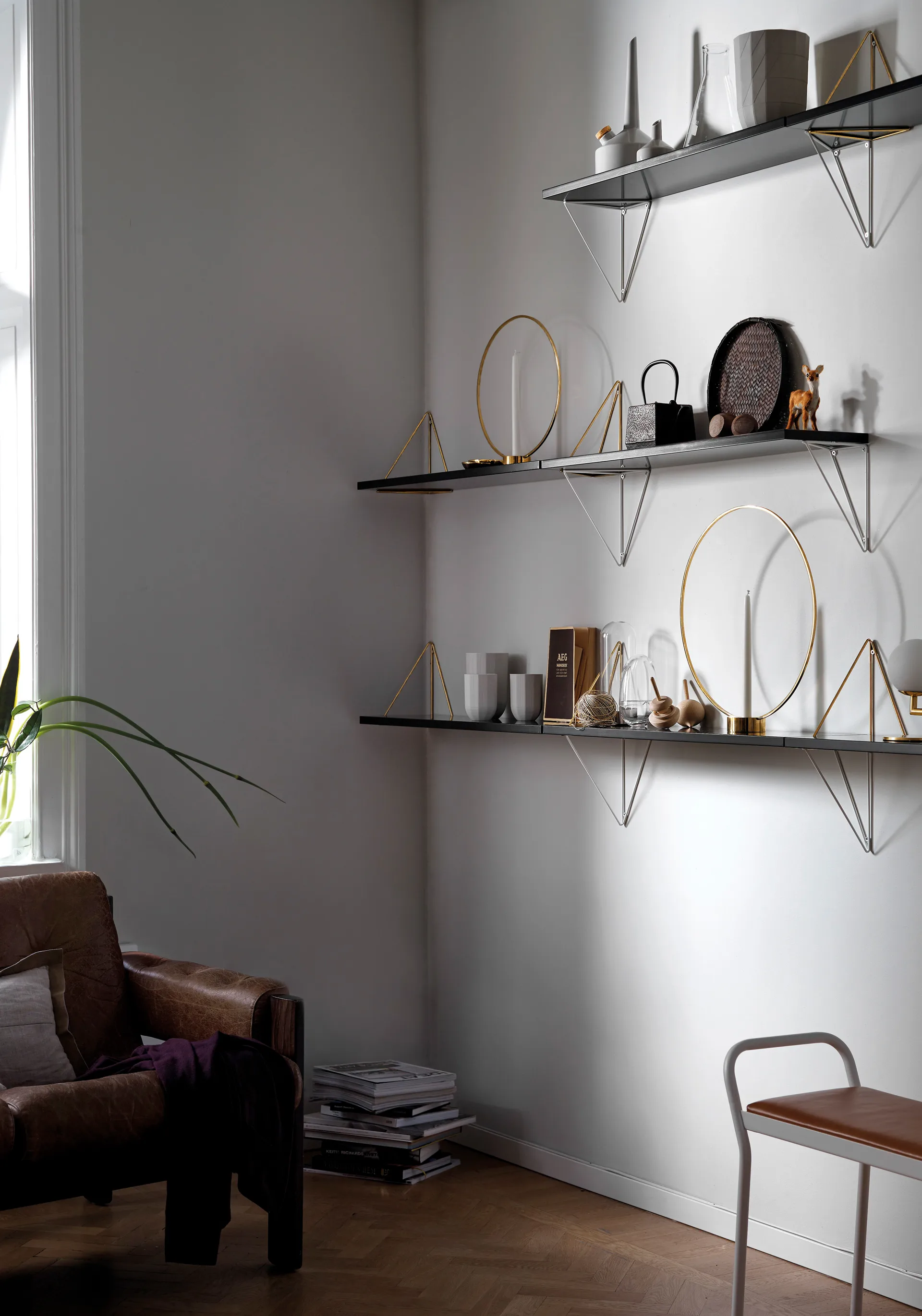 Pythagoras shelf, black Maze