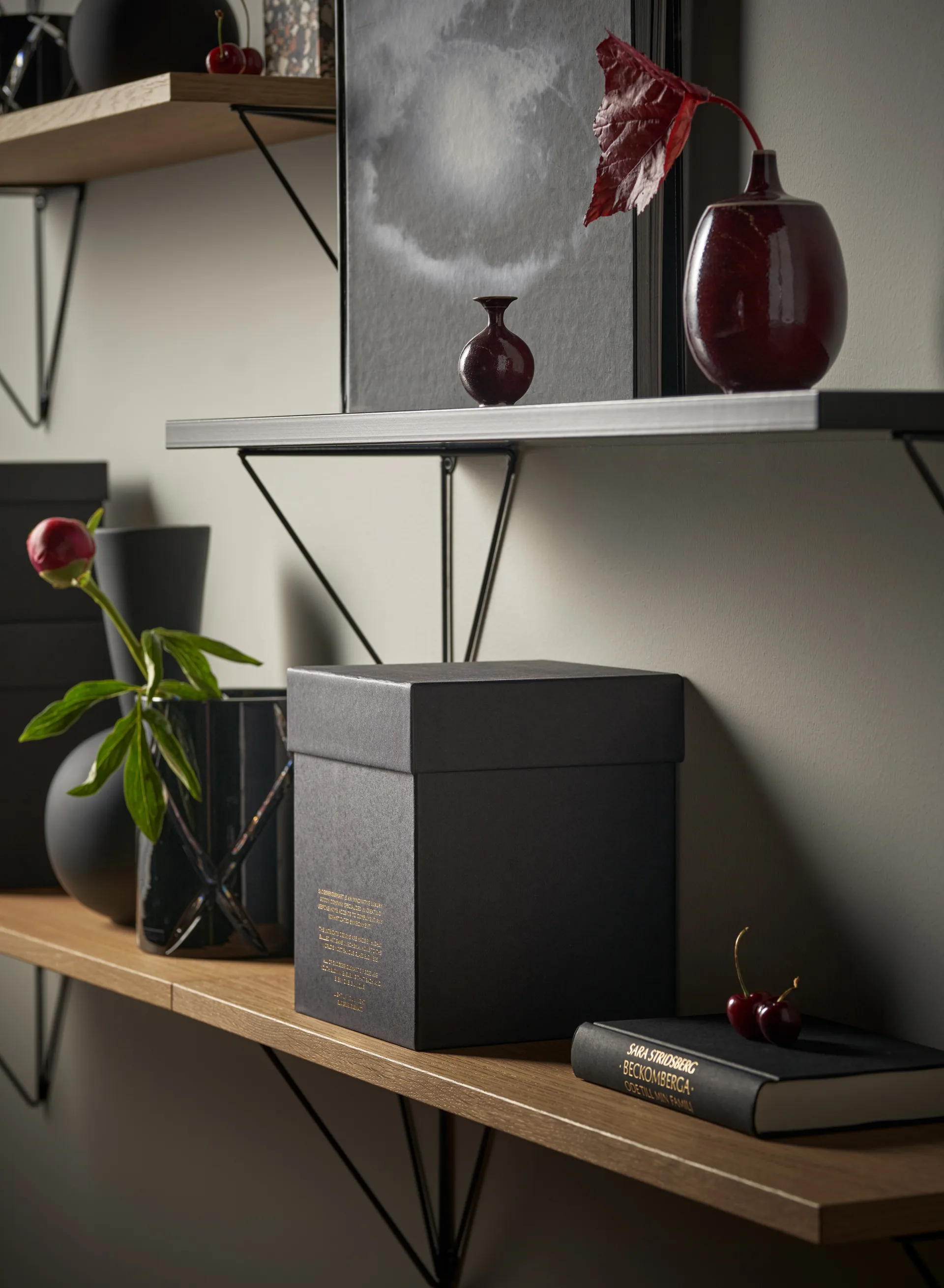 Pythagoras shelf, black Maze