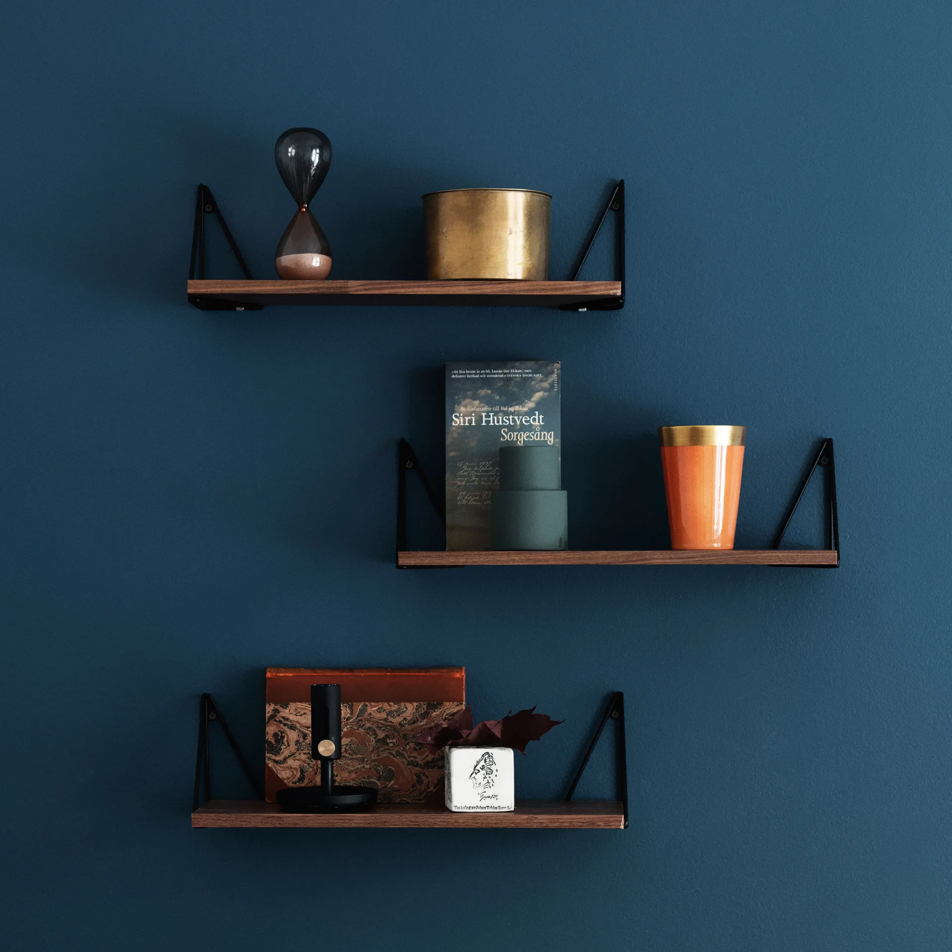 Pythagoras XS shelf, walnut, black Maze