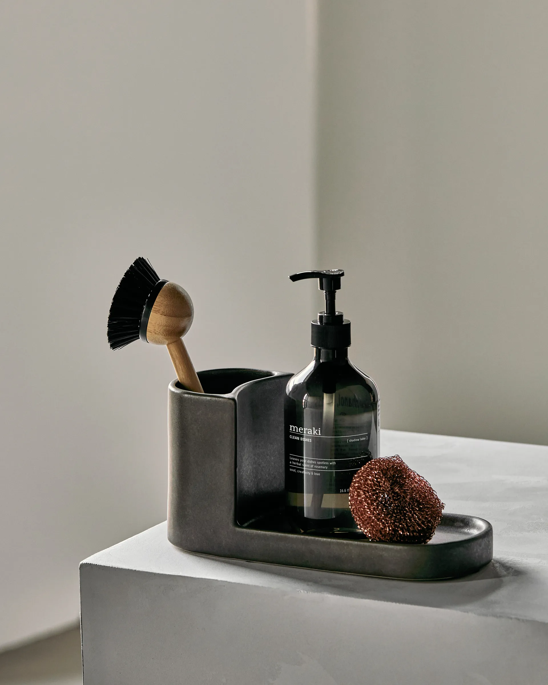 Datura brush and soap holder, Dark gray Meraki