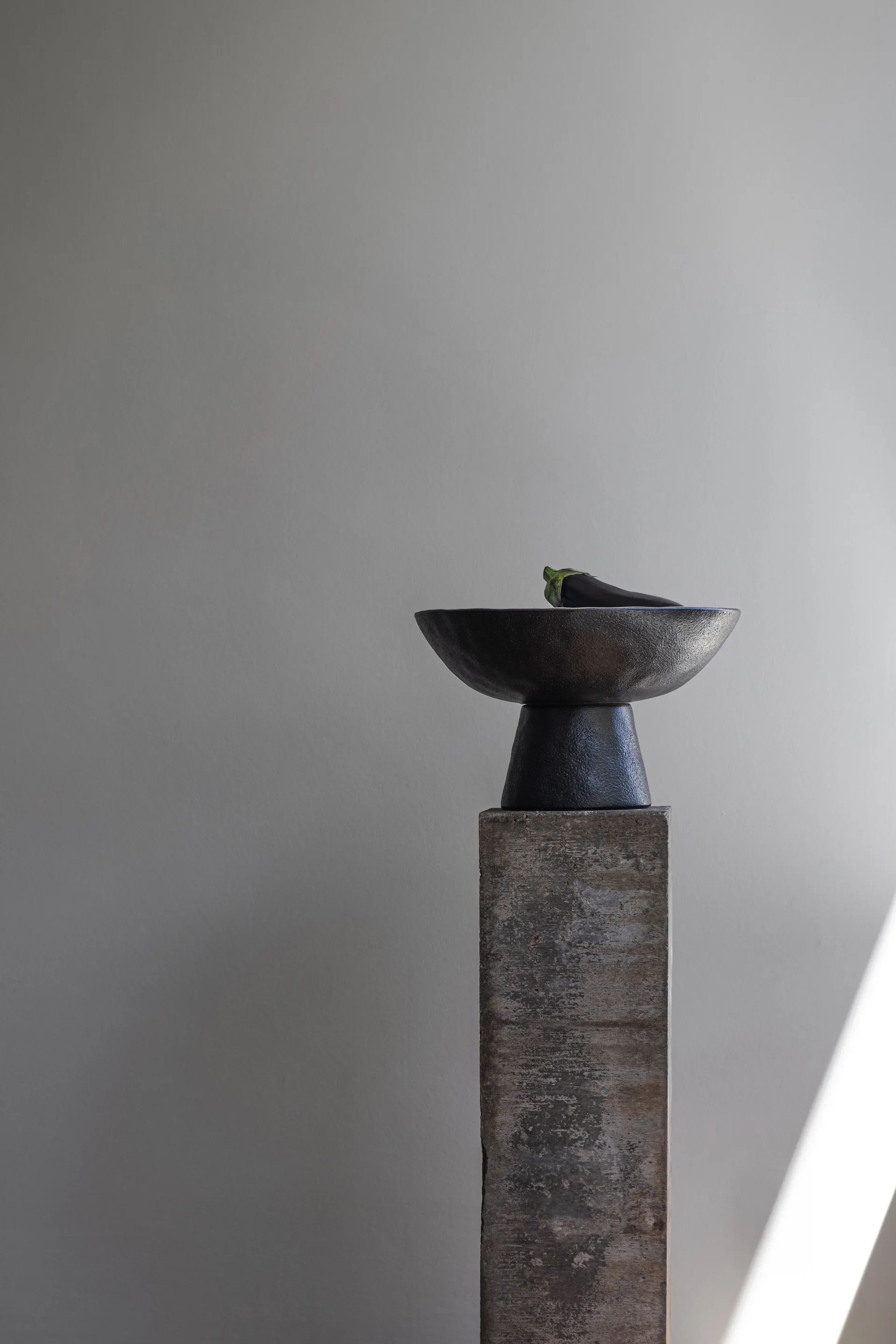 By Hand bowl on foot Ø31.5x20 cm, Off-white Mette Ditmer