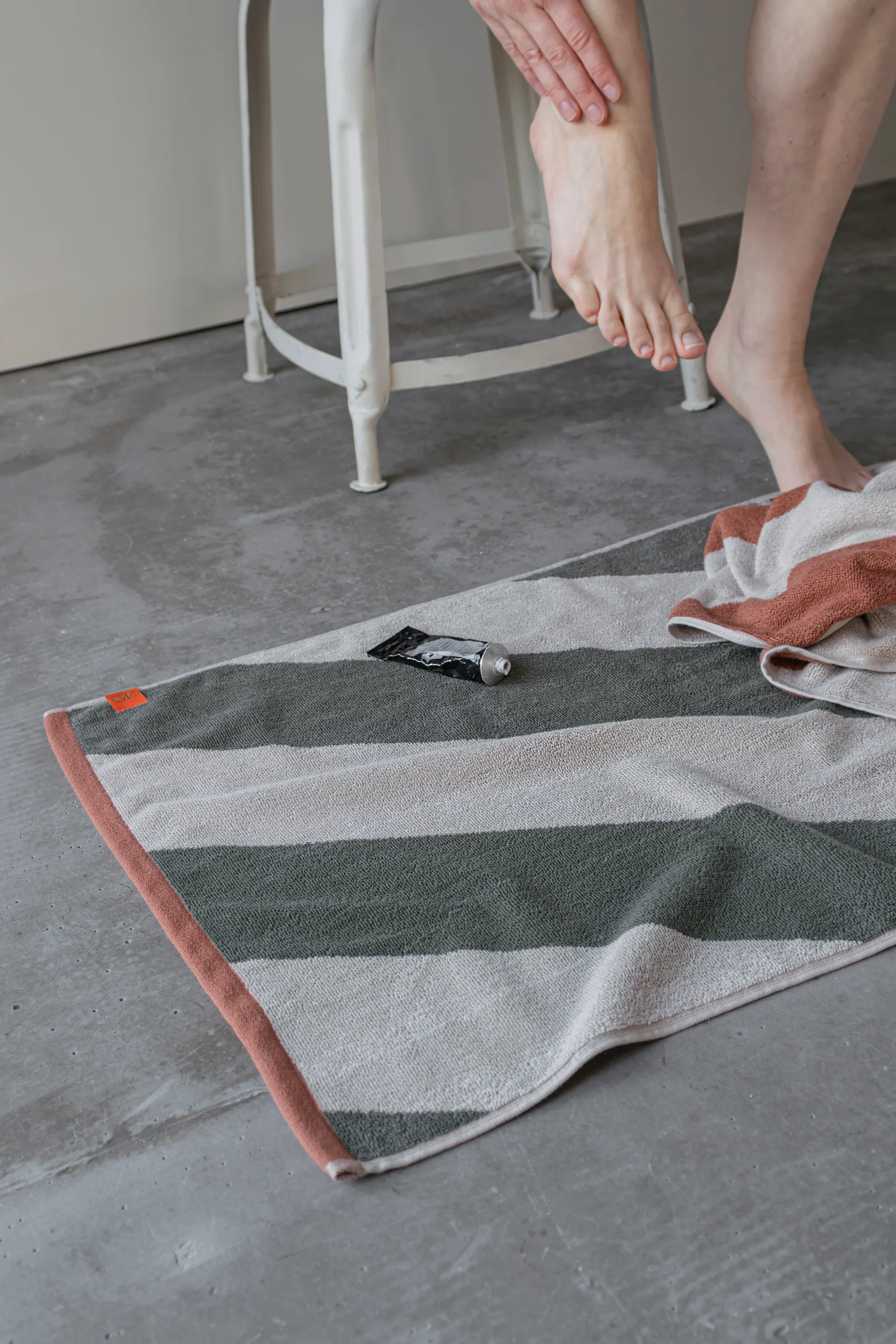 Diagonal bath mat 50x80 cm, Dark olive Mette Ditmer