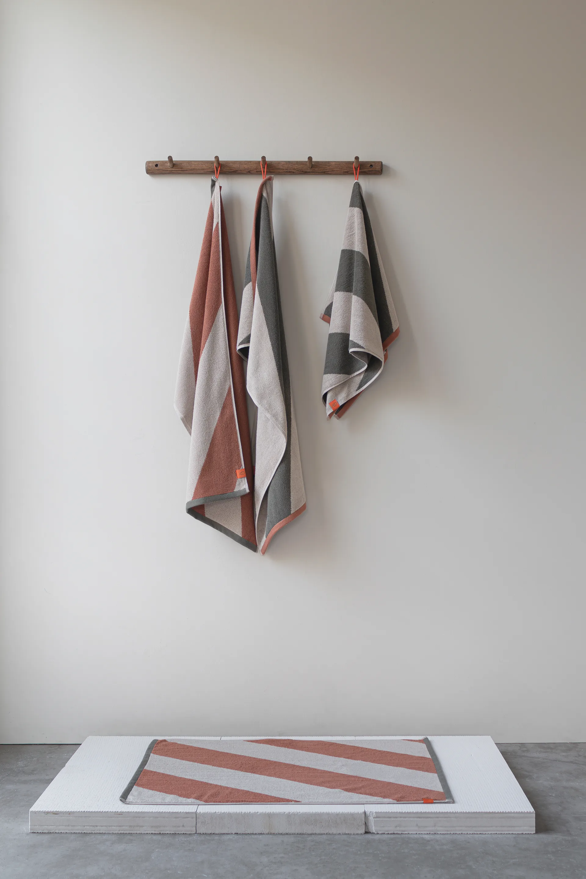 Diagonal guest towel 40x55 cm 2-pack, Dark olive Mette Ditmer