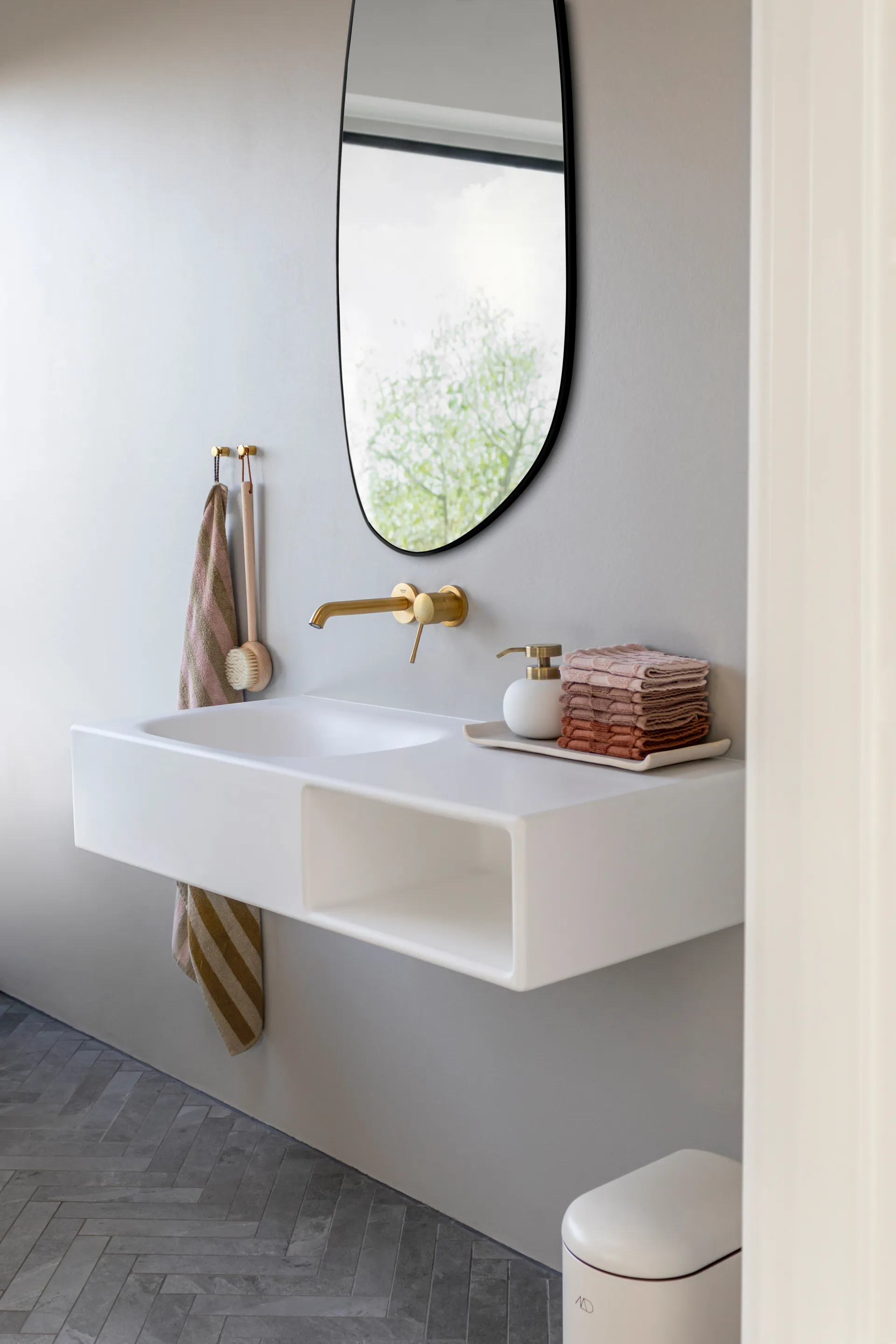 Figura mirror large, Black Mette Ditmer