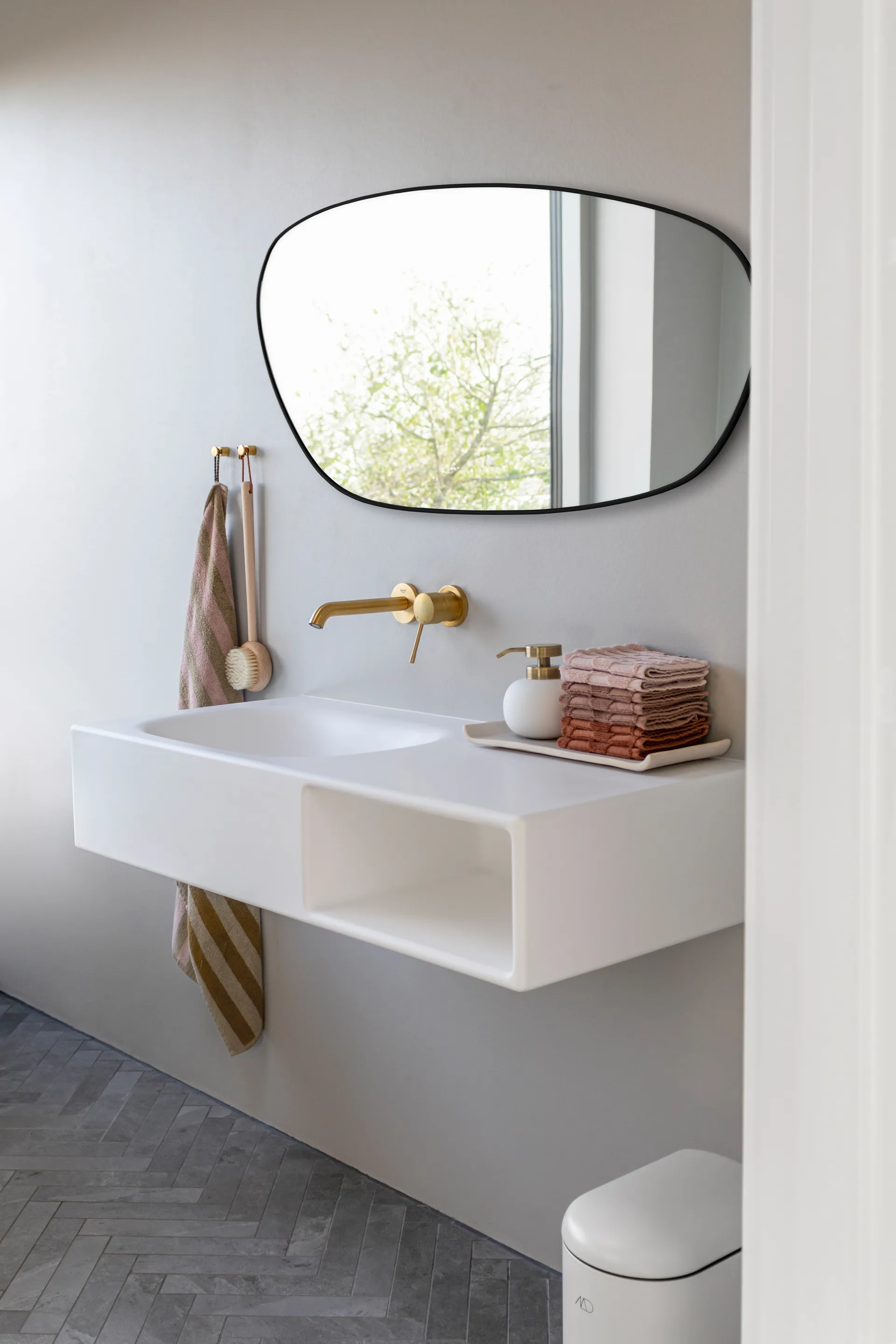 Figura mirror large, Black Mette Ditmer
