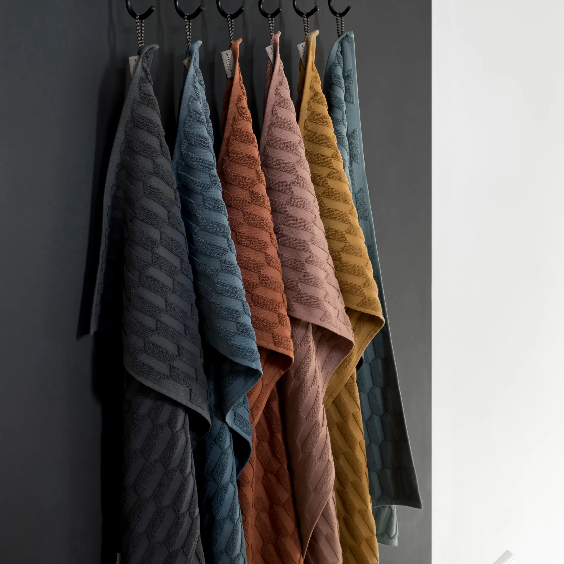 Geo towel 50x95 cm, curry Mette Ditmer