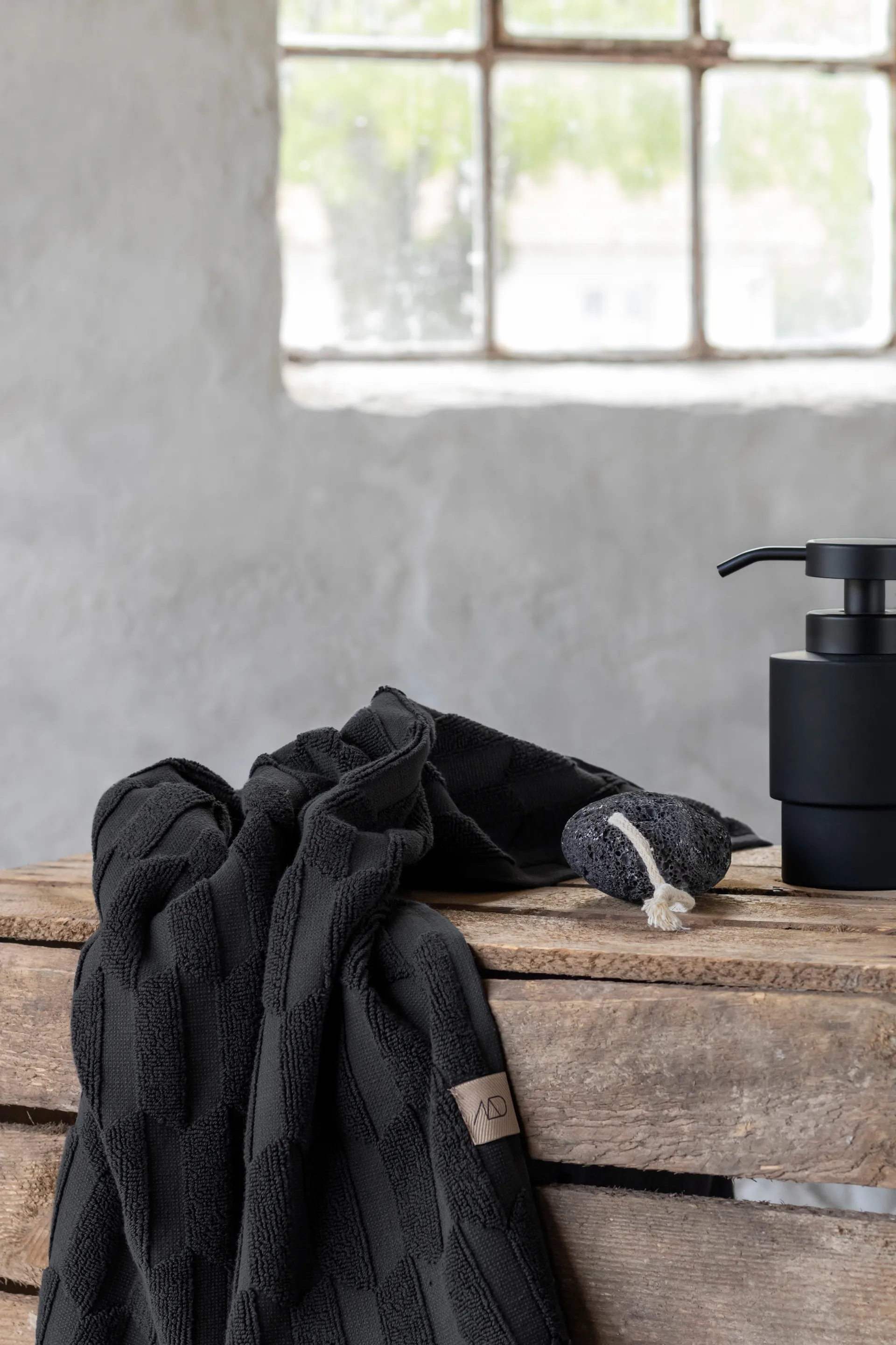 Geo towel 70x133 cm, Black Mette Ditmer