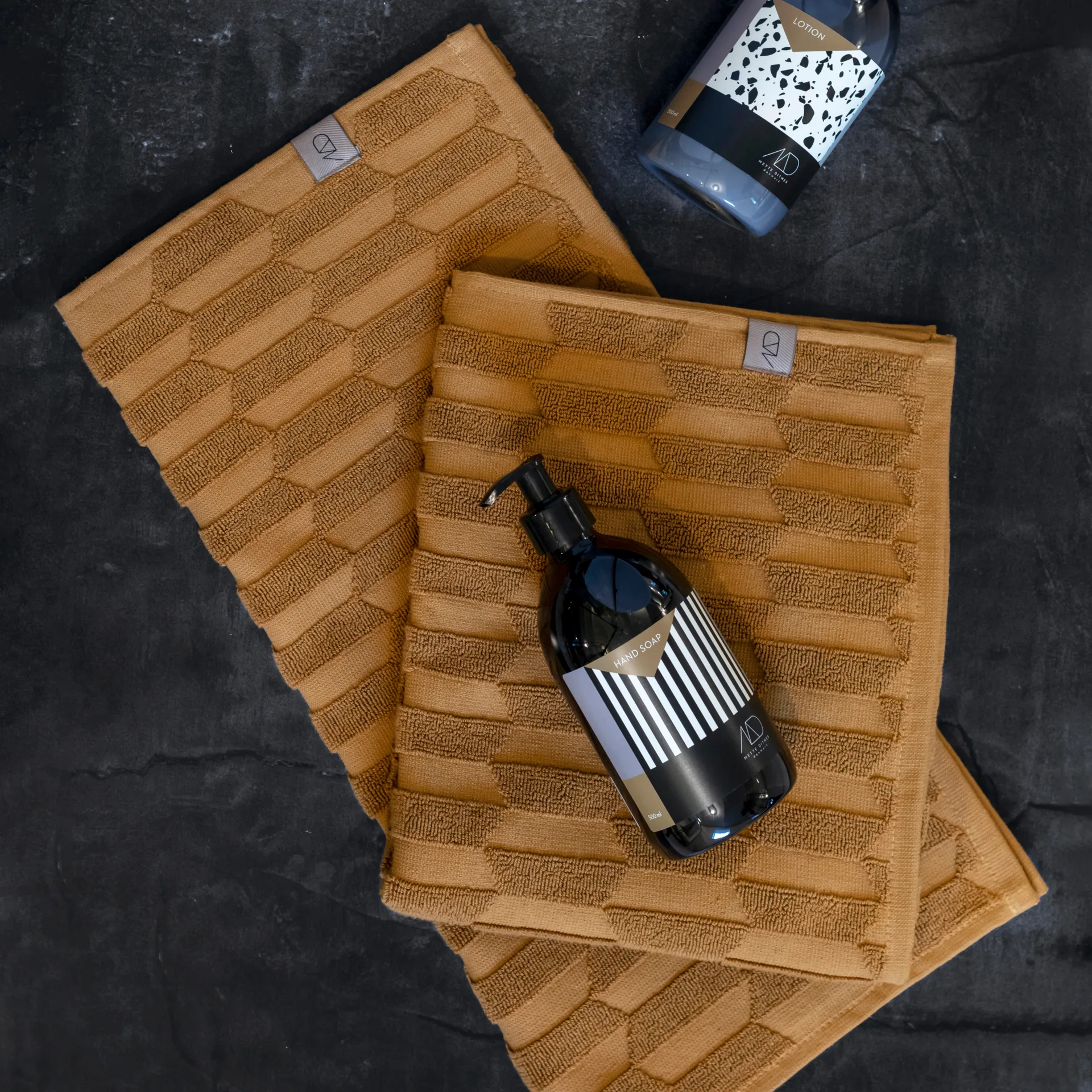 Geo towel 70x133 cm, curry Mette Ditmer