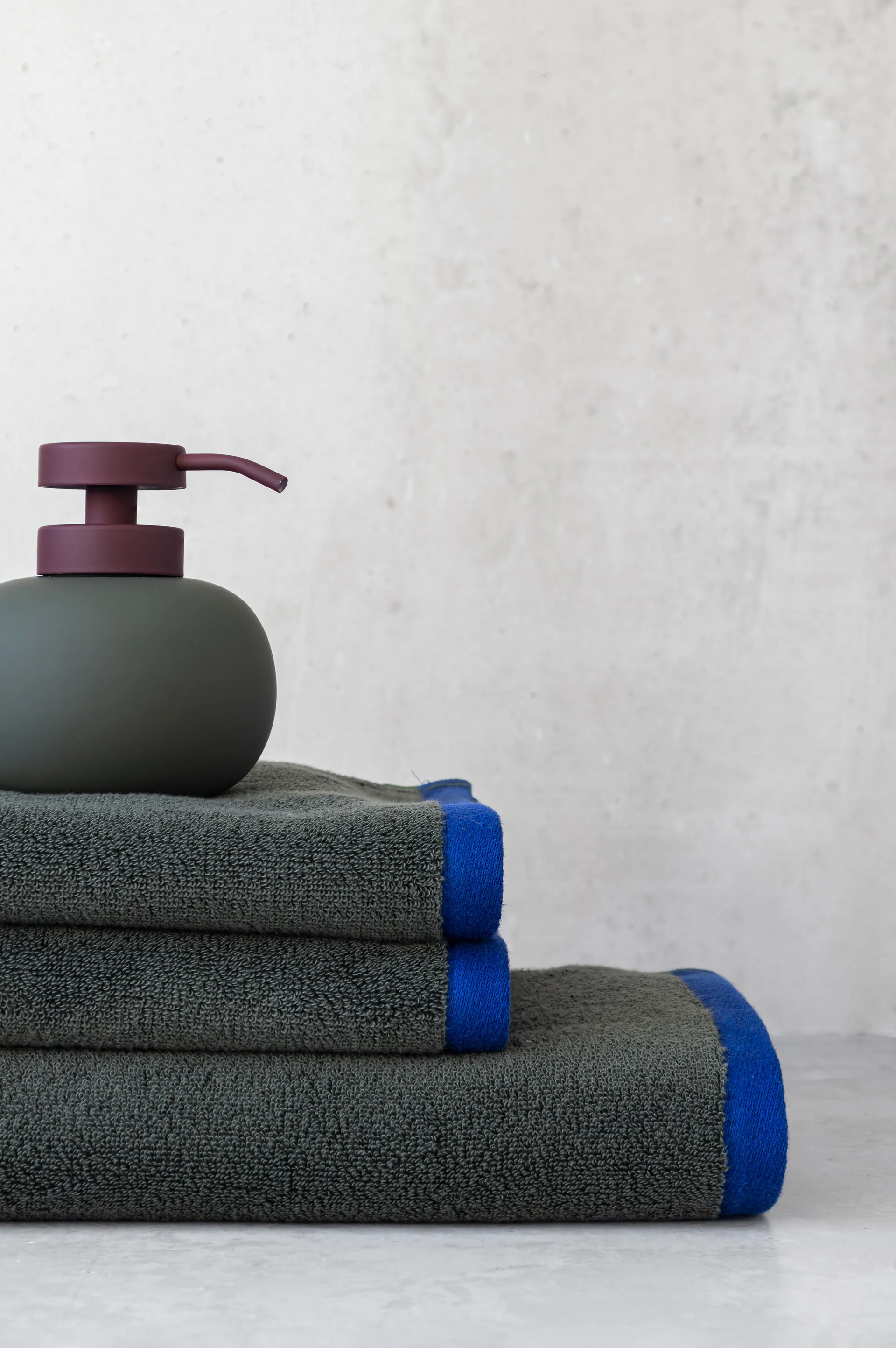 Lotus play soap pump low, incl. 2 pump heads, Dark olive Mette Ditmer