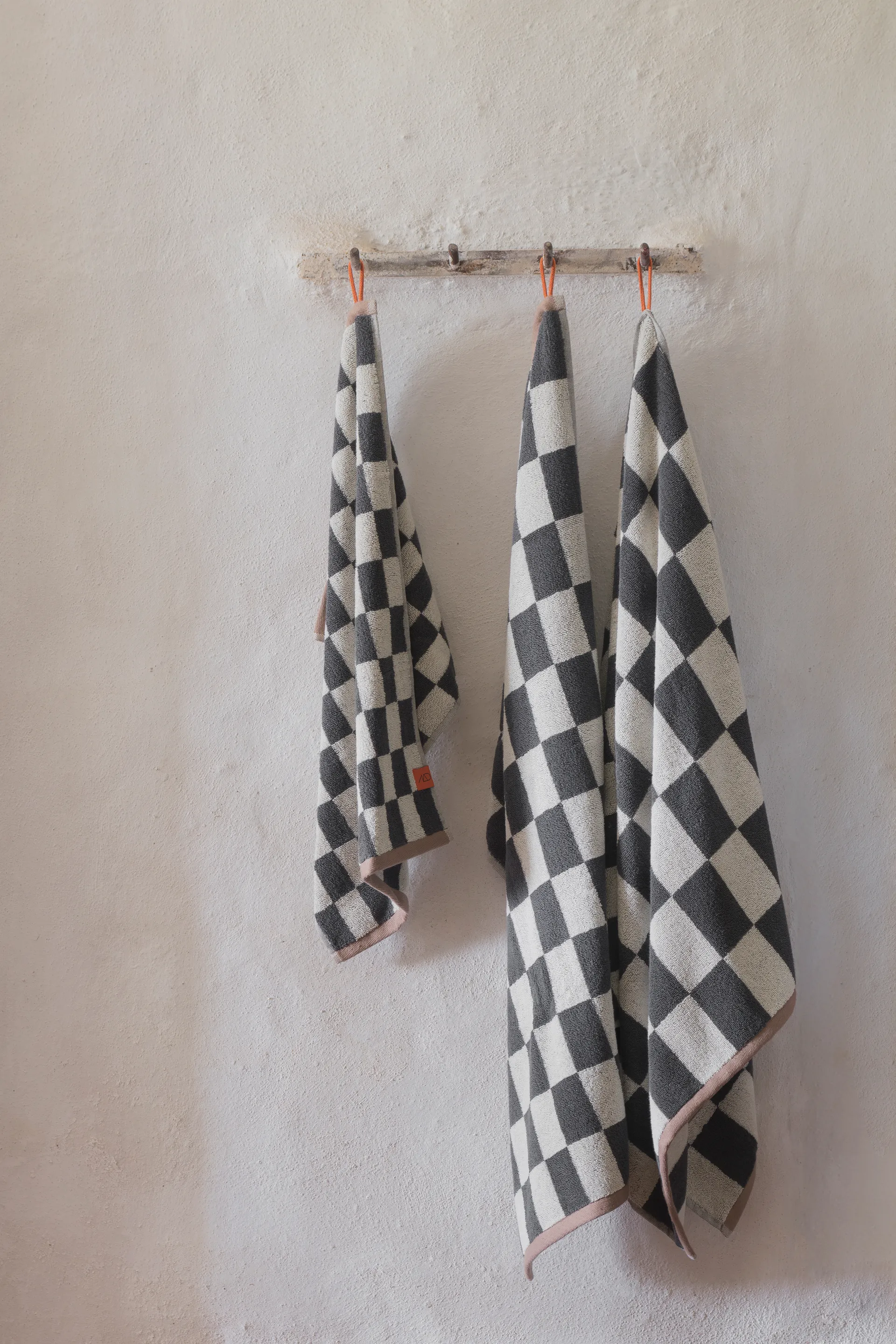 Retro towel, Dark grey, 50x90 cm Mette Ditmer