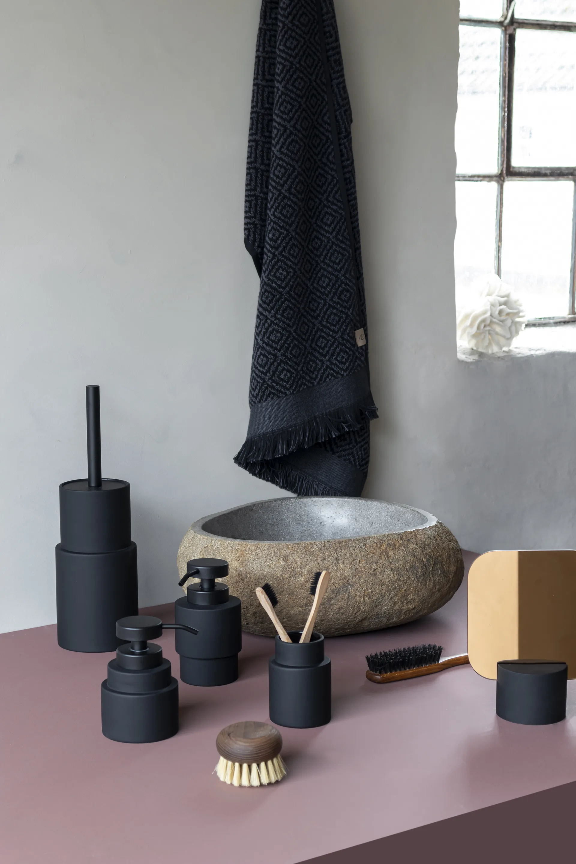 Shades soap dispenser low, Black Mette Ditmer