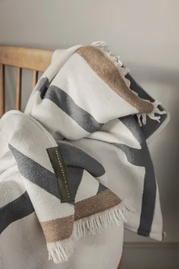 Shadow throw blanket - Off-white grey, 130x175 cm - Mette Ditmer
