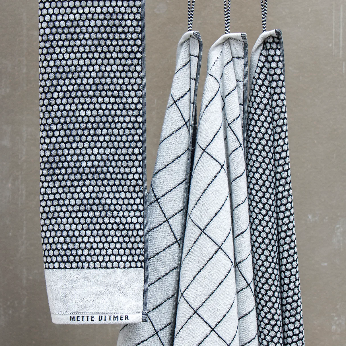 Tile Stone towel 50x100 cm, Black-off white Mette Ditmer