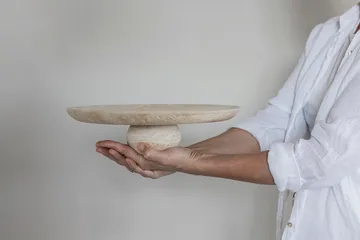 Travertine pedestal - Linen, Ø32x8.5 cm - Mette Ditmer