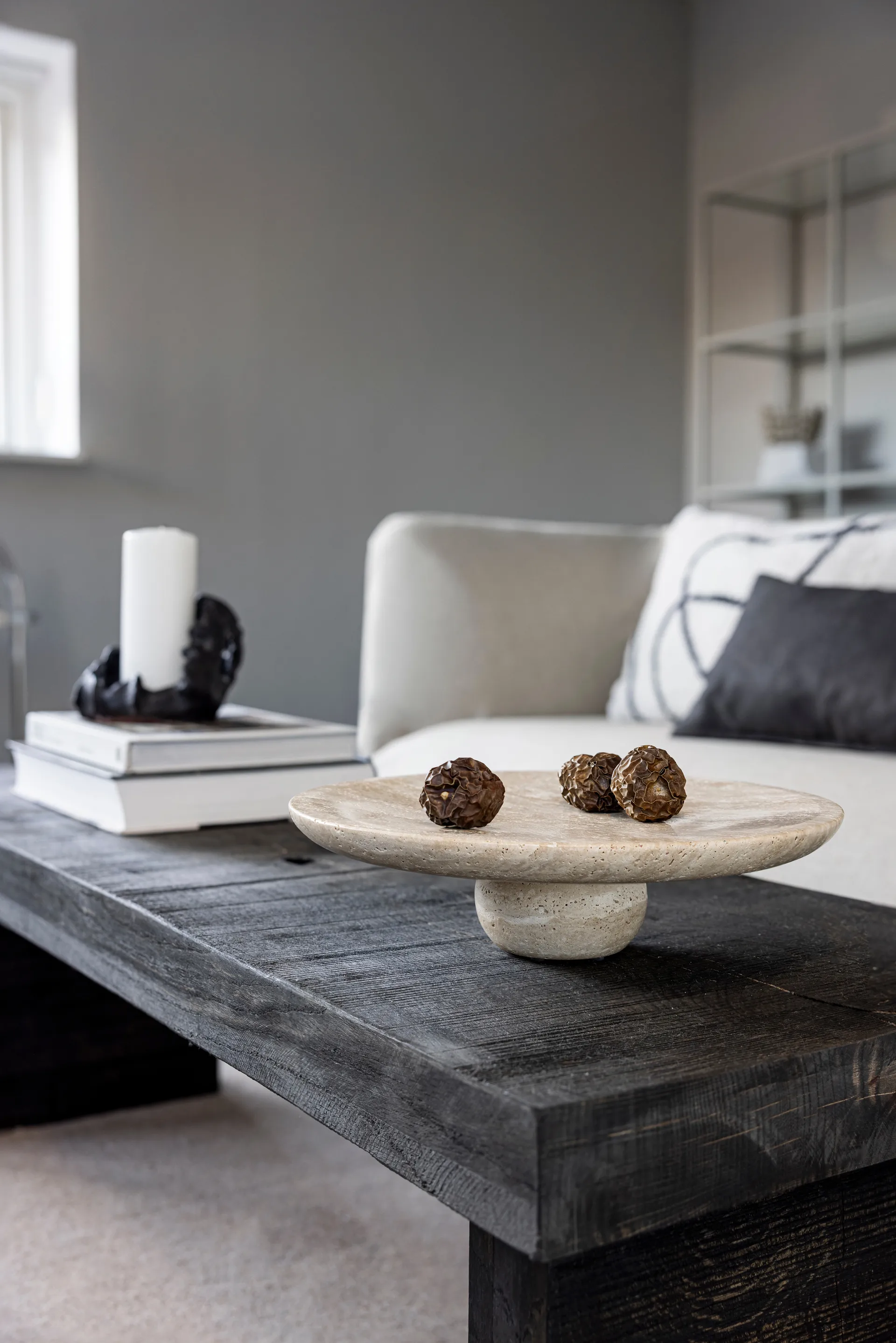 Travertine pedestal, Linen, Ø32x8.5 cm Mette Ditmer