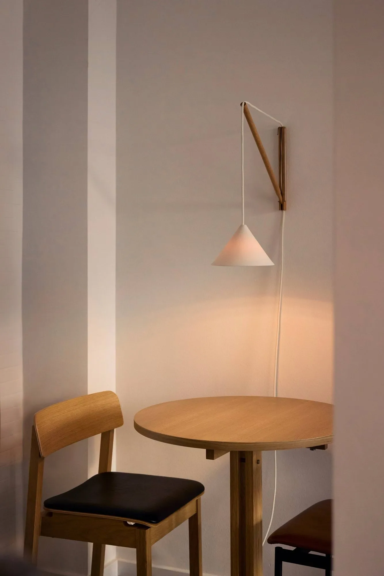 KUMU café table, Oiled oak, Ø65 cm MOEBE