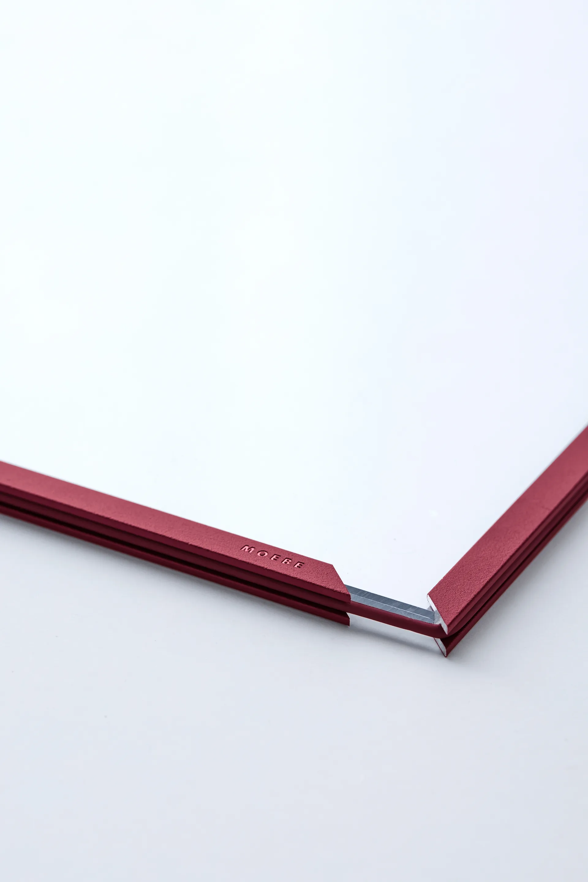 Moebe frame A5 16.5x22.7 cm, Transparent. Red MOEBE