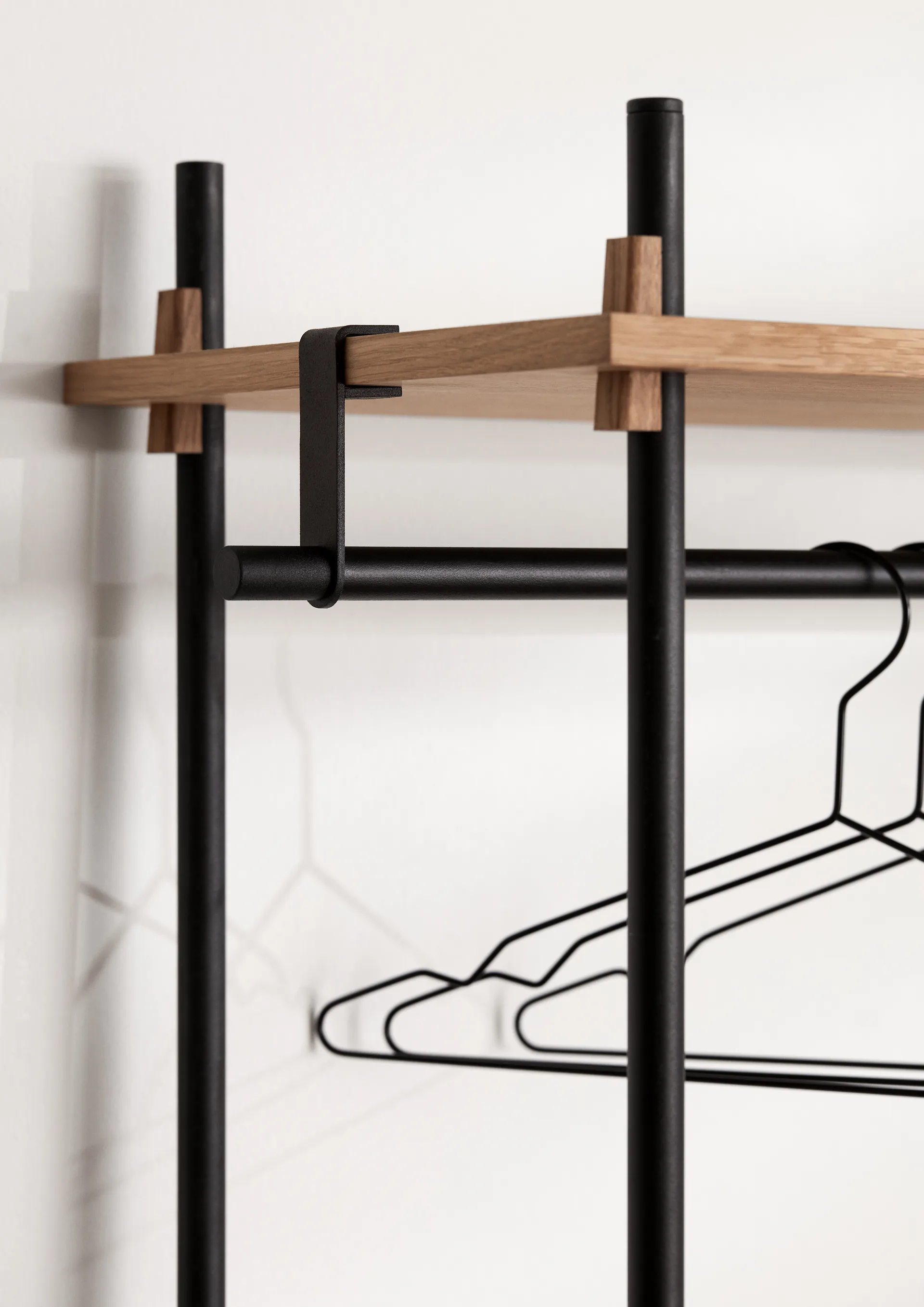 Moebe shelving system s.200.1.F, Oak-black MOEBE