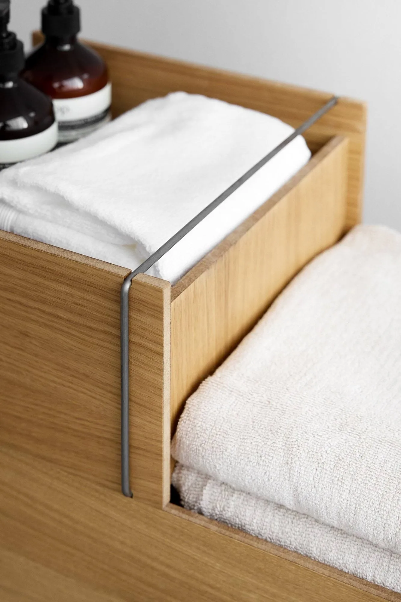 Moebe storage box, Oiled oak-stainless steel, small, 16,5x30x31 cm MOEBE