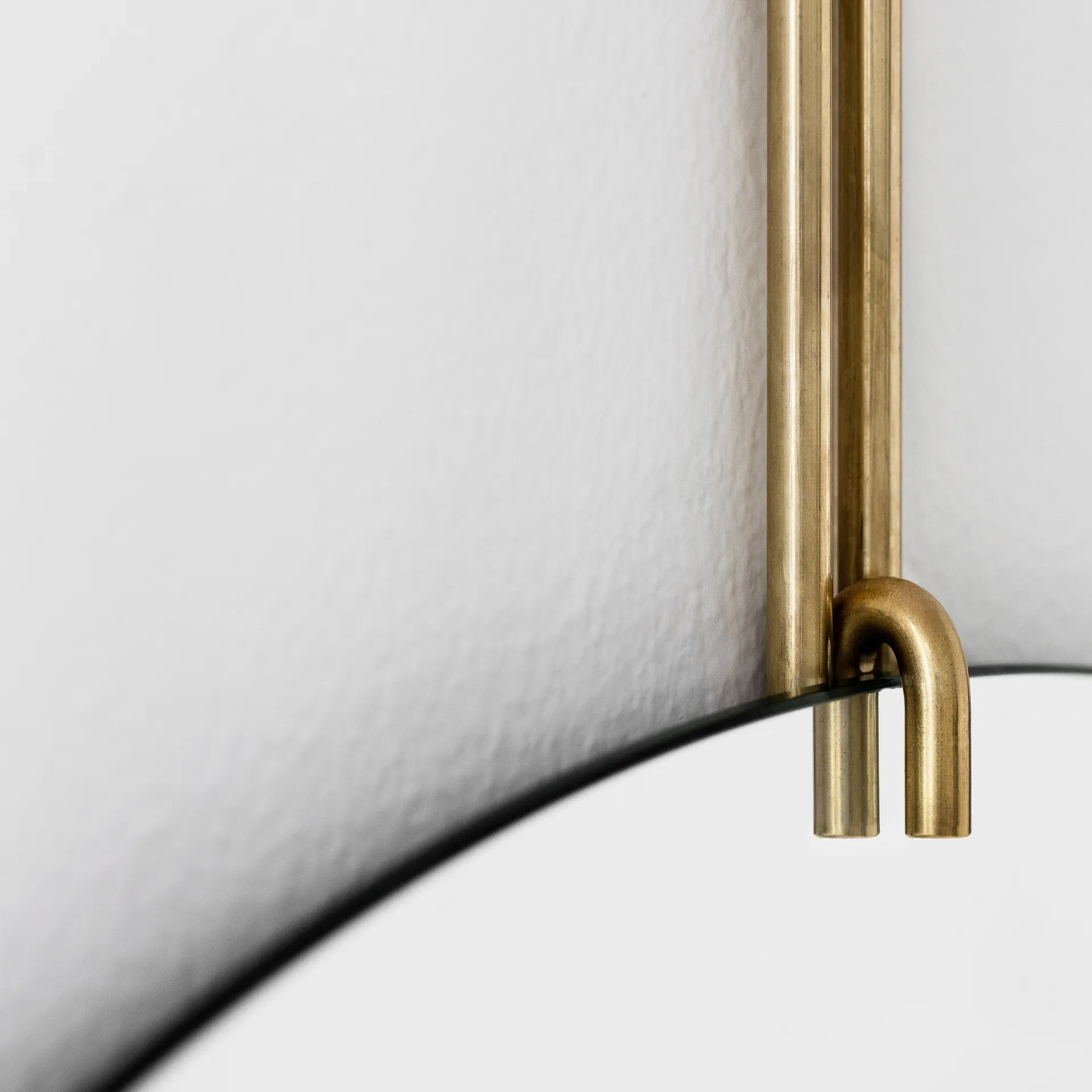 Moebe Wall mirror Ø 50 cm, brass MOEBE