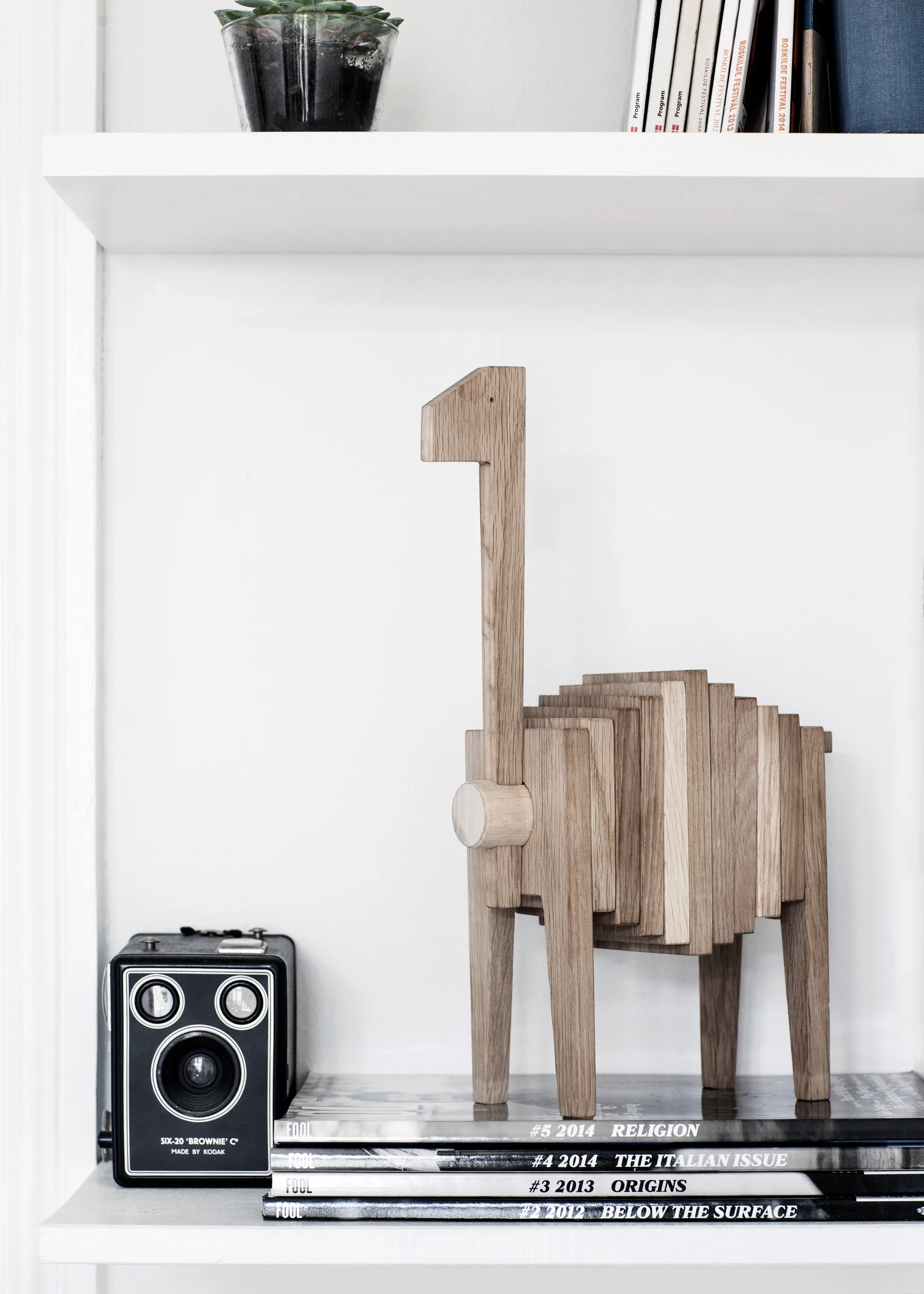 Polygrif oak sculpture 21x32 cm, Wood. black MOEBE