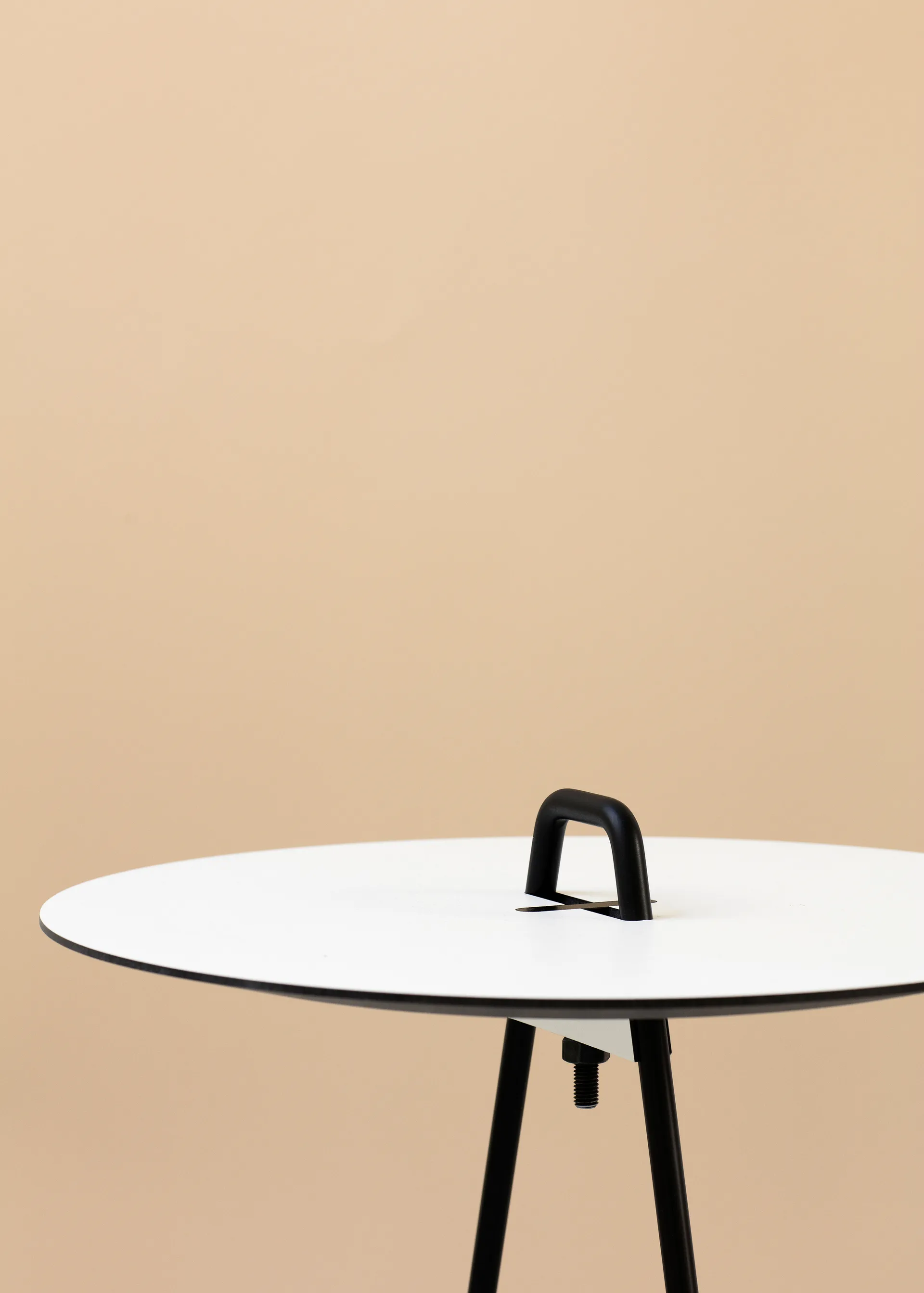 Portable side table Ø45 cm, Black. White MOEBE